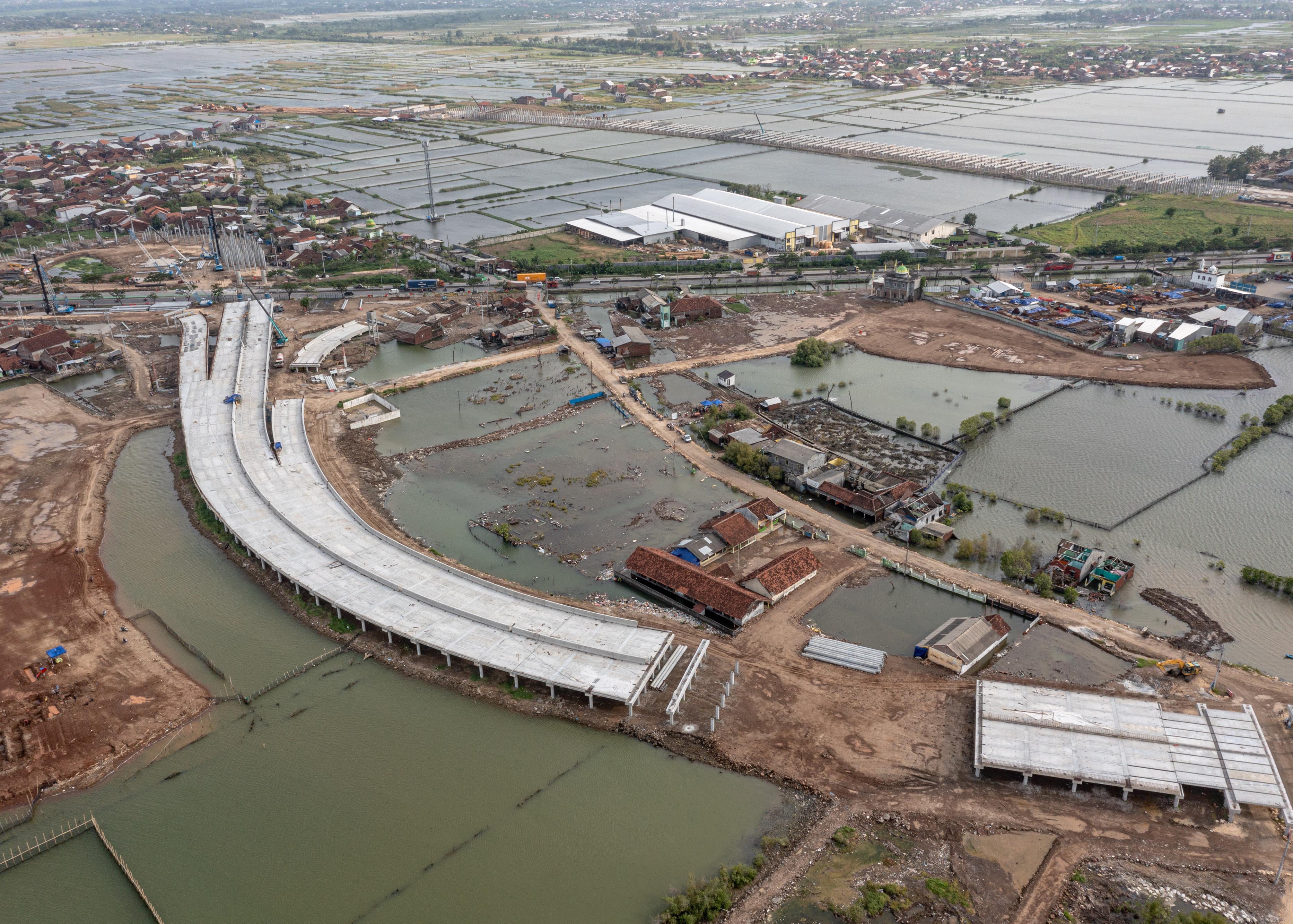 Foto udara proyek pembangunan Jalan Tol Semarang-Demak seksi II di Kecamatan Sayung, Kabupaten Demak, Jawa Tengah.