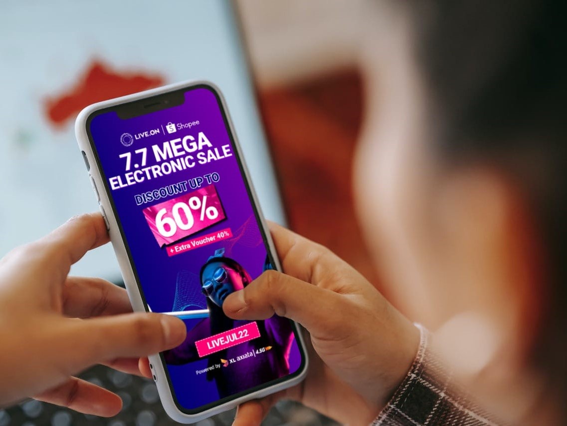 Live.On menawarkan SIM Card atau kartu perdana, kuota internet, paket menit nelpon, hingga SMS.