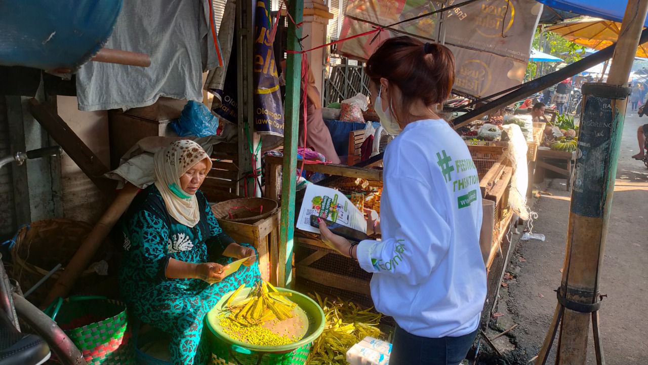 Seorang petugas EdenFarm  tengah memberi keterangan padai pelaku UMKM.