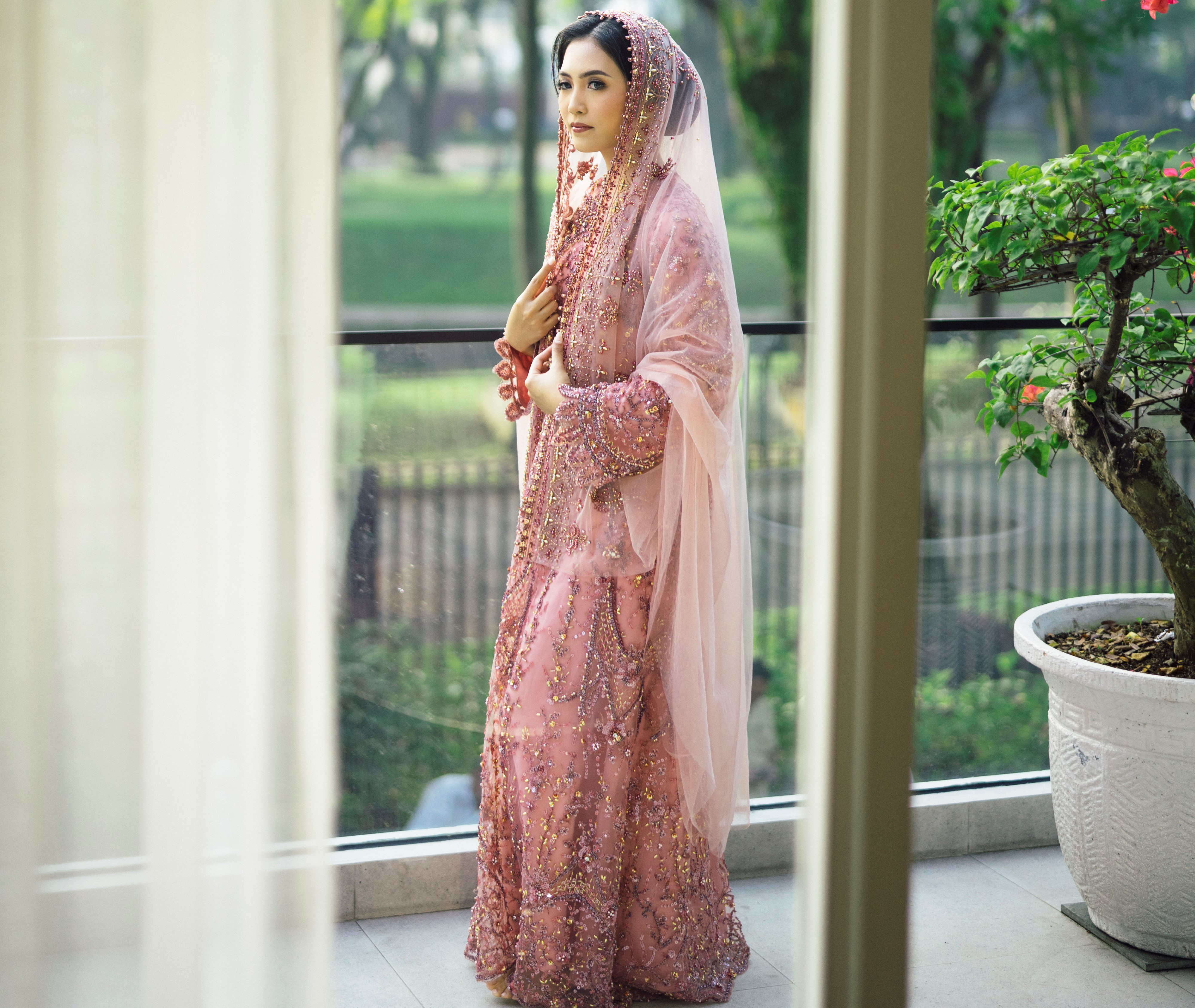 Karina Ayu Ghimas mengenakan gaun karyanya di momen pernikahan