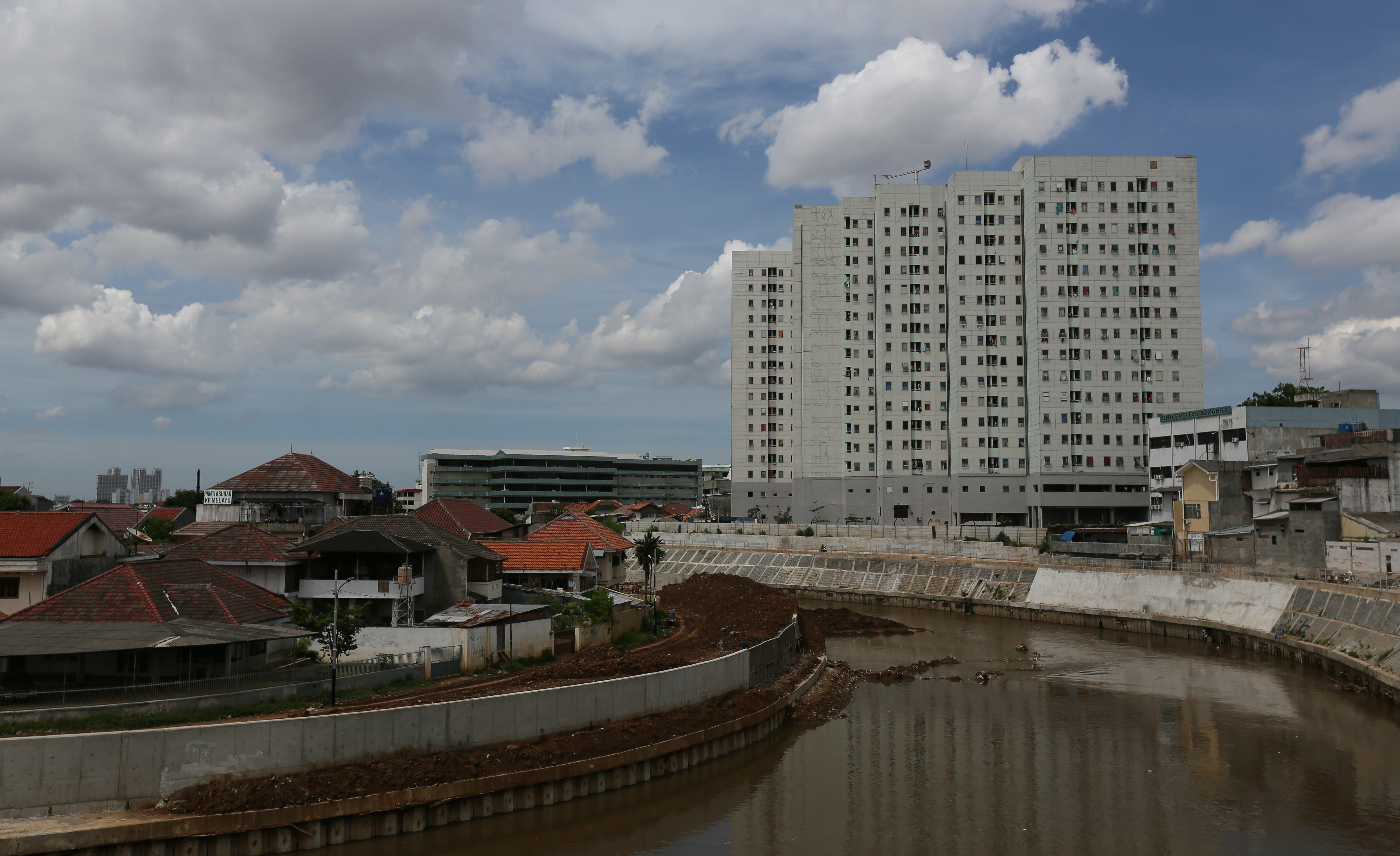 Kali Ciliwung yang berada di belakang Rusun Kampung Pulo, Jakarta Timur, merupakan lokasi pembuangan bayi oleh tersangka mahasiswi.