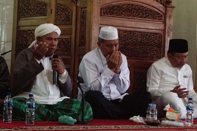 Bupati Pasaman Barat Hamsuardi (tengah) saat menghadiri doa tolak bala atau doa tolak bahaya yang dilakukan oleh masyarakat Tinggam Talamau 