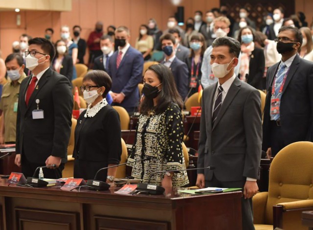 Anggota Komisi XI DPR RI Puteri Komarudin (barisan depan ketiga dari kiri) dan Menlu Retno Marsudi (kedua dari kiri) pada KTT Pemuda G20.