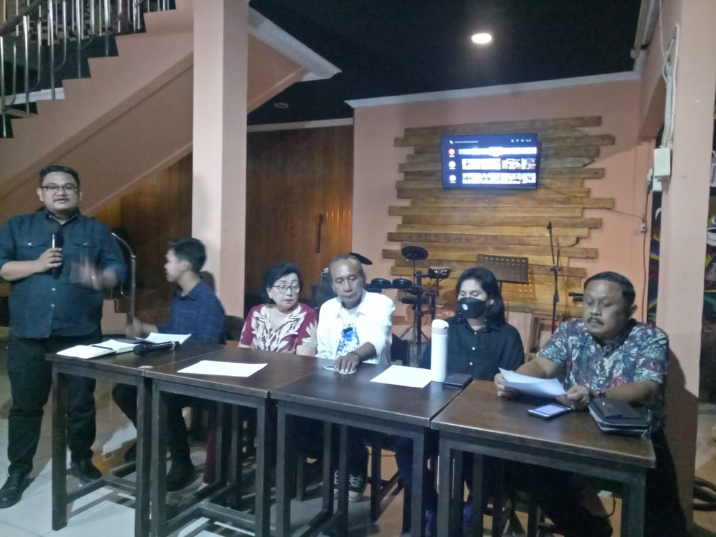 puluhan pencipta lagu atau seniman yang tergabung di Yayasan Pencipta Panggung Hiburan Nasional mengeluhkan keberadaan LMKN. 