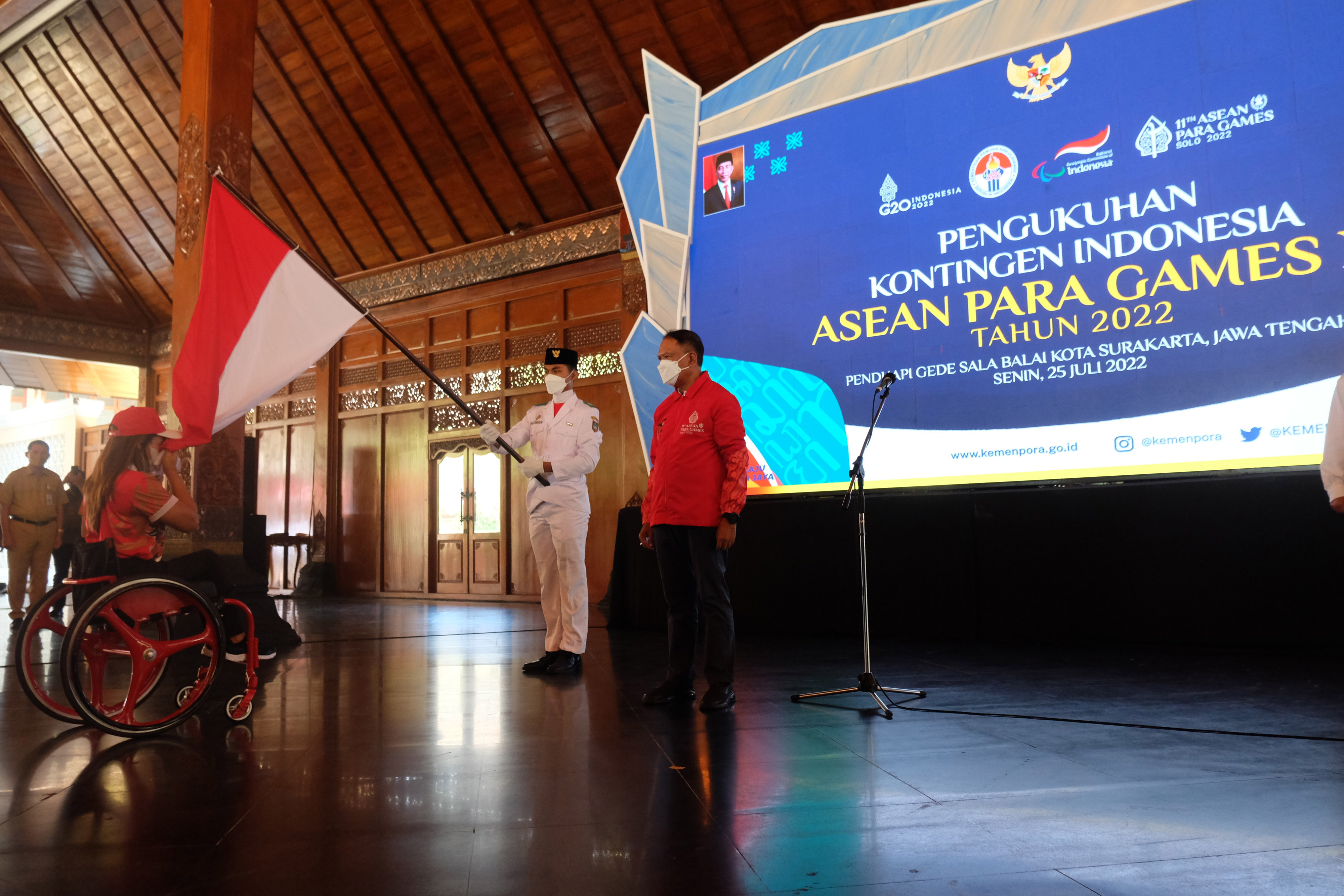 Atlet para angkat berat Ni Nengah Widyasih mencium Bendera Merah Putih disaksikan Menpora Zainudin.