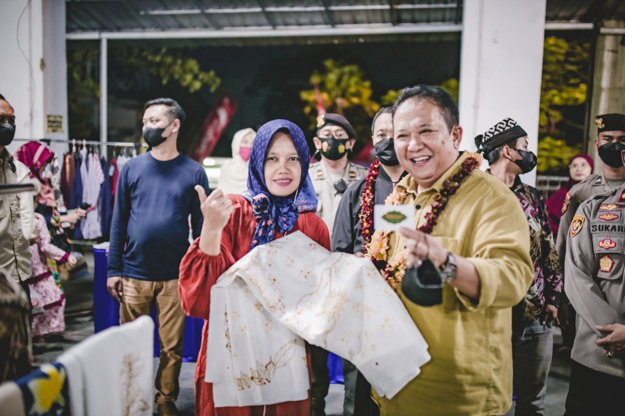 Bupati Jember Hendy Siswanto  (kanan) memotivasi pelaku UMKM untuk bangkit dan berkembang