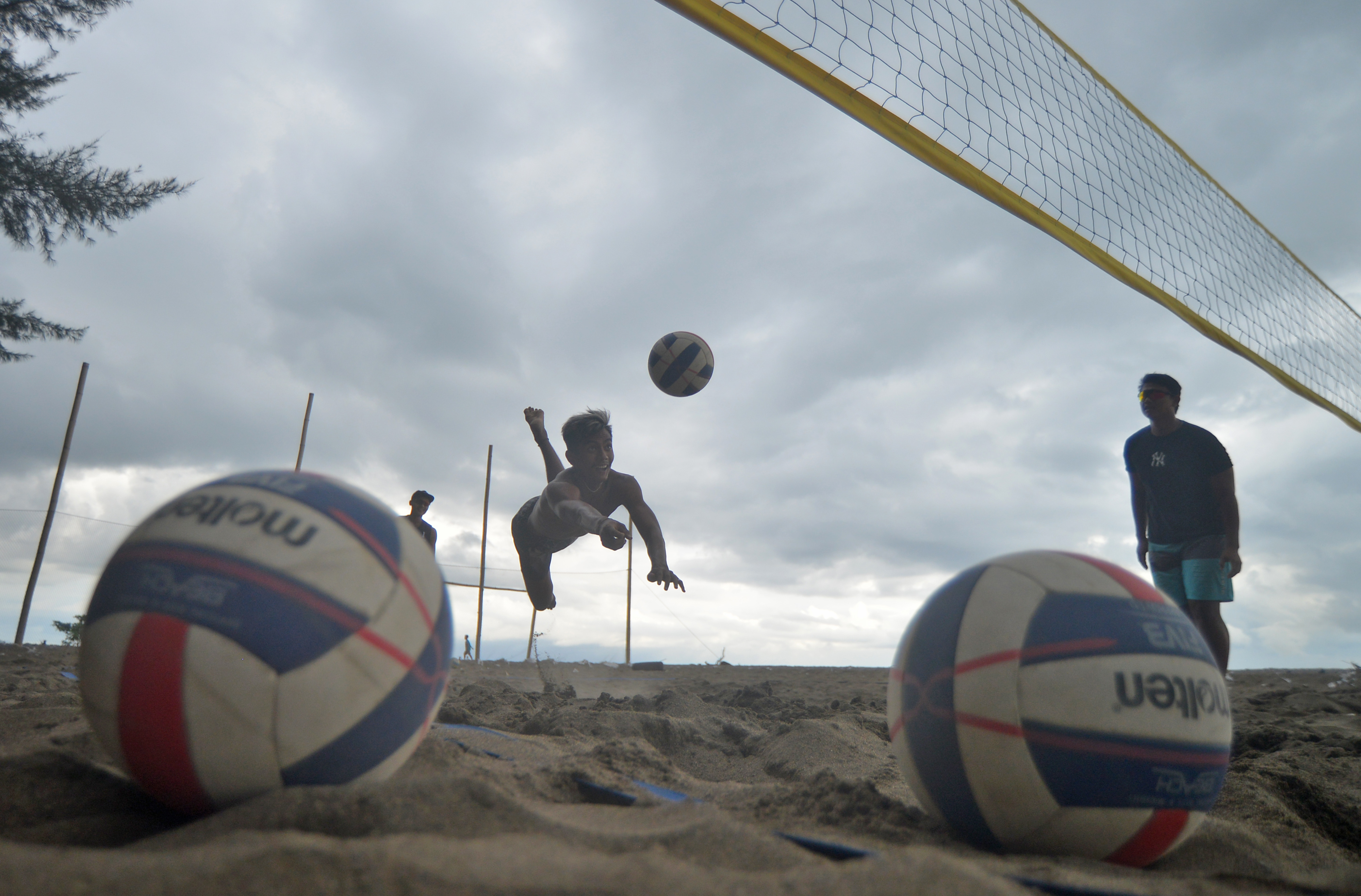 Atlet bola voli pantai saat melakukan latihan.