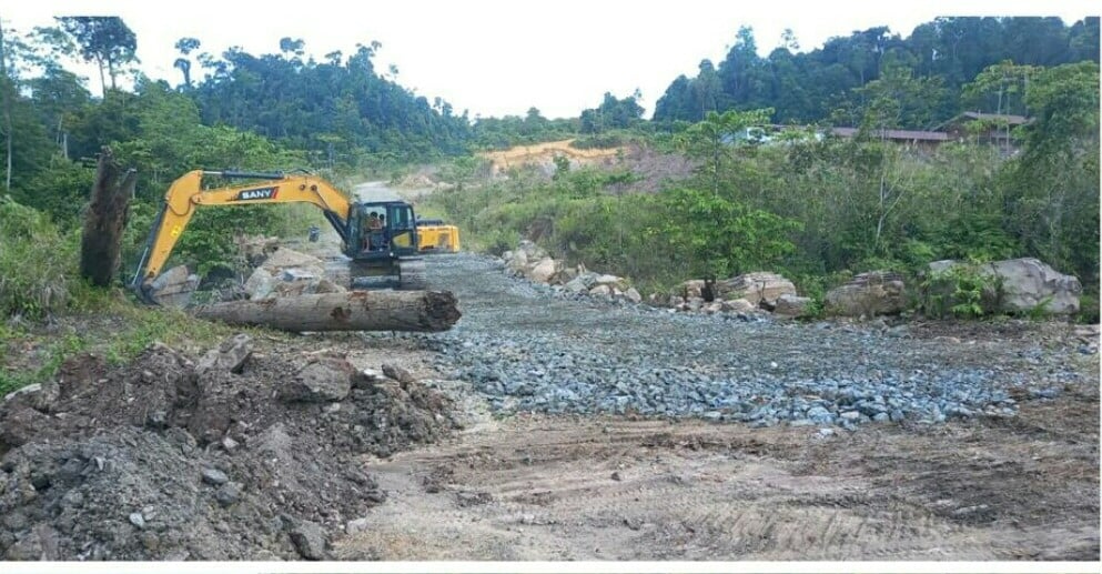 Jalan menuju lokasi stockpile batubara perusahaan tambang batubara PT Tuah Globe Mining (TGM) di Kalimantan Tengah, diduga dirusak