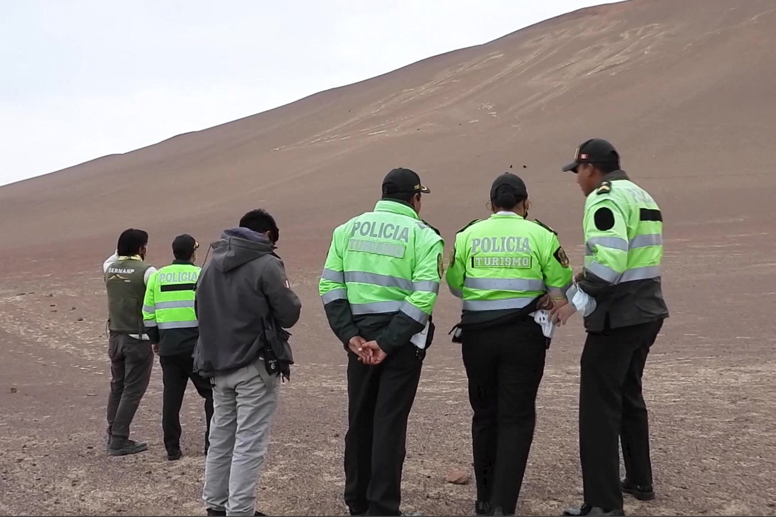 Polisi Peru memeriksa kerusakan pada situs prasejarah Paracas Candelabra