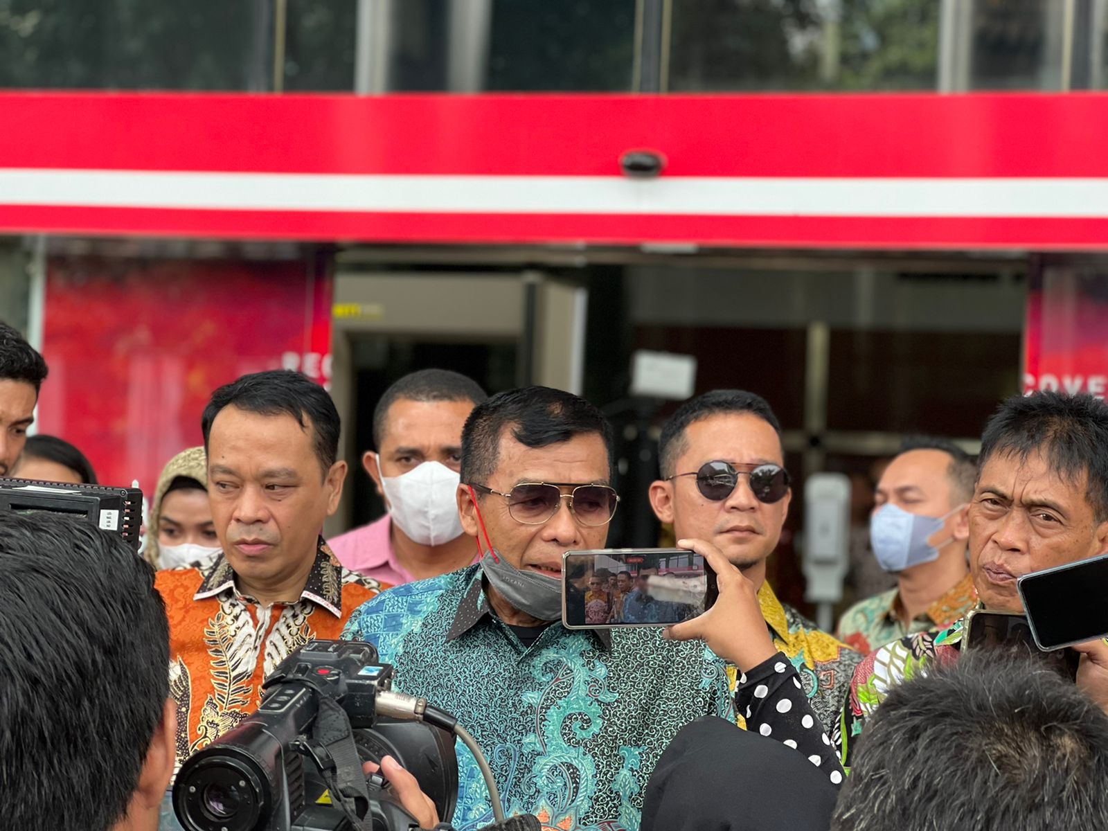 Ketua Umum Partai Berkarya Muchdi Purwoprandjono (tengah).