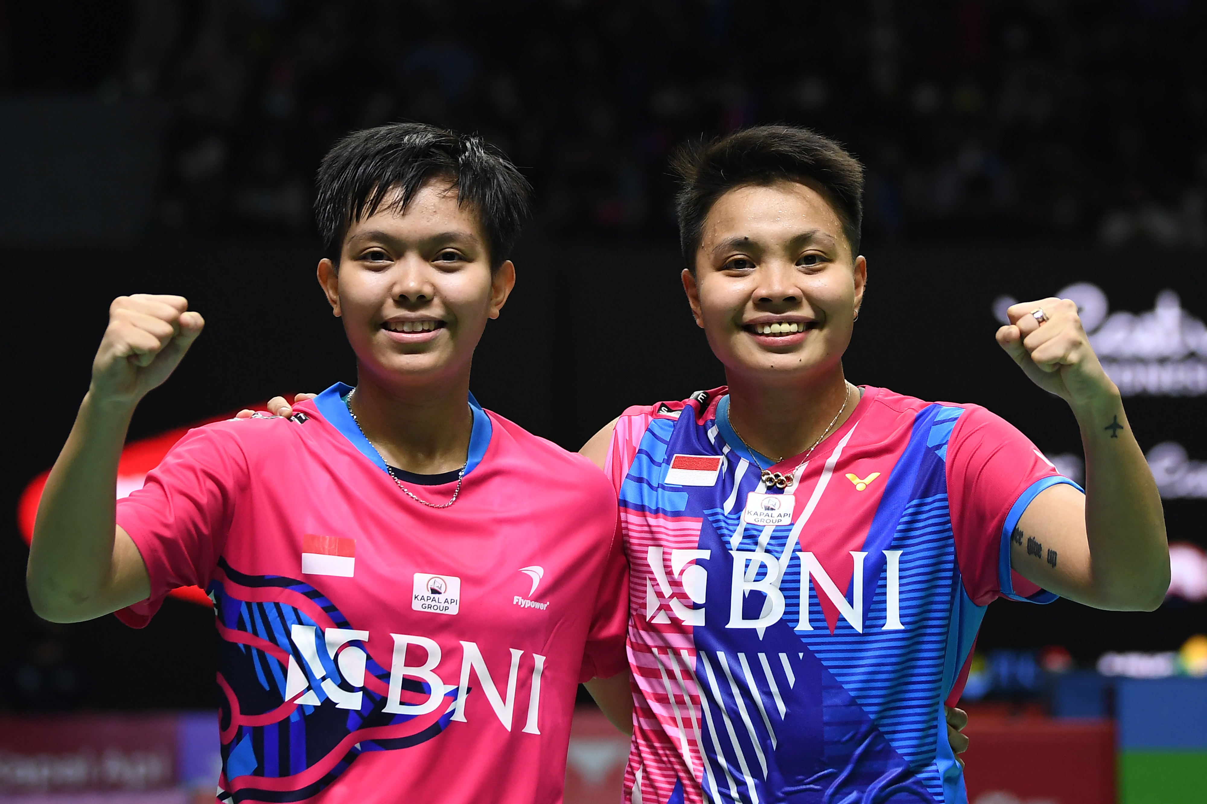 Pebulu tangkis ganda putri Indonesia Apriyani Rahayu (kanan) dan Siti Fadia Silva Ramadhanti meraih gelar juara Singapura Terbuka 2022.