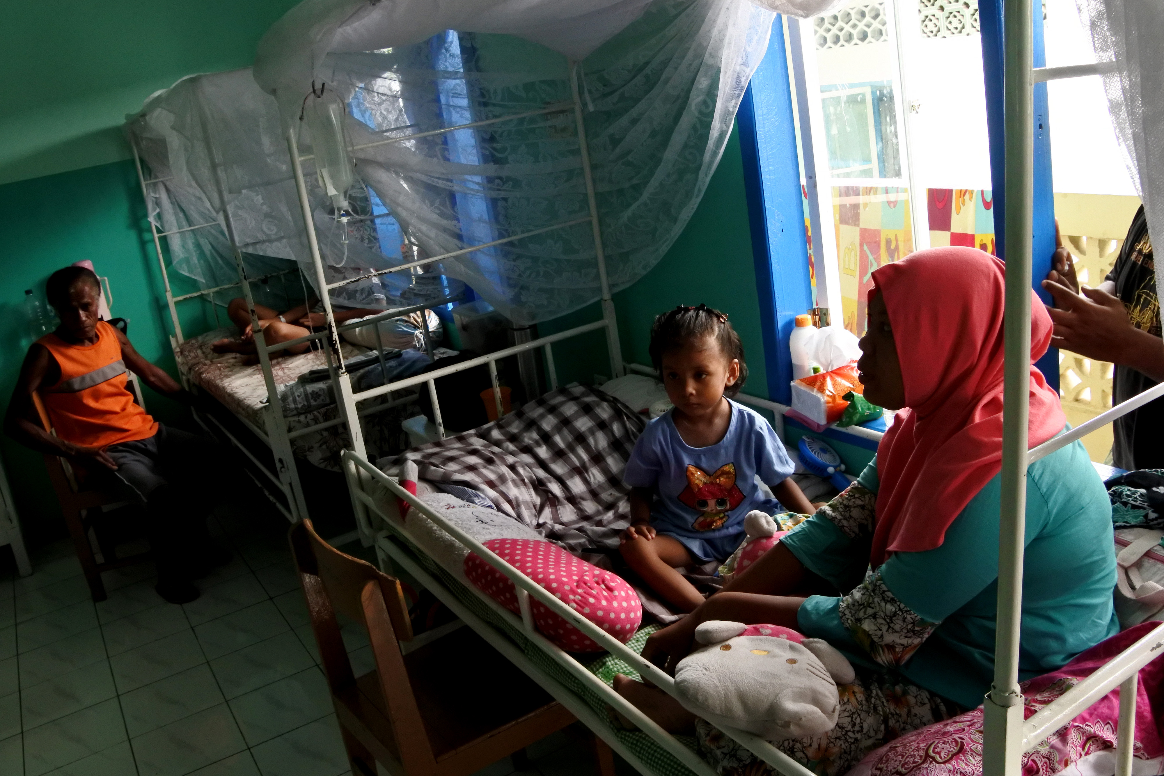 Sejumlah pasien demam berdarah dengue (DBD) yang sedang dirawat di RS swasta Santo Gabriell Kewapante,Kabupaten Sikka, NTT.