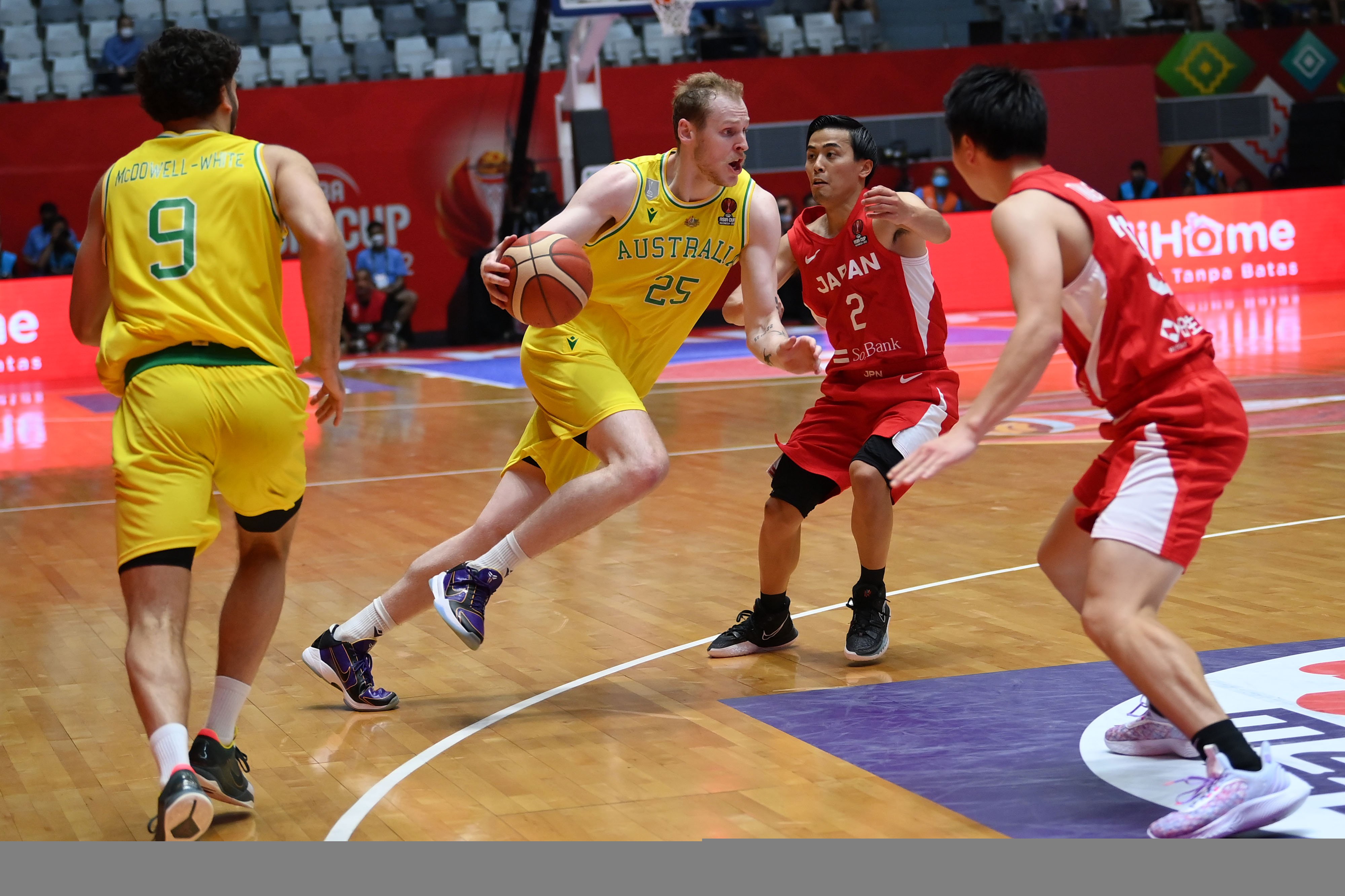 Pebasket Australia Rhys Anthony Vague (kedua kiri) 