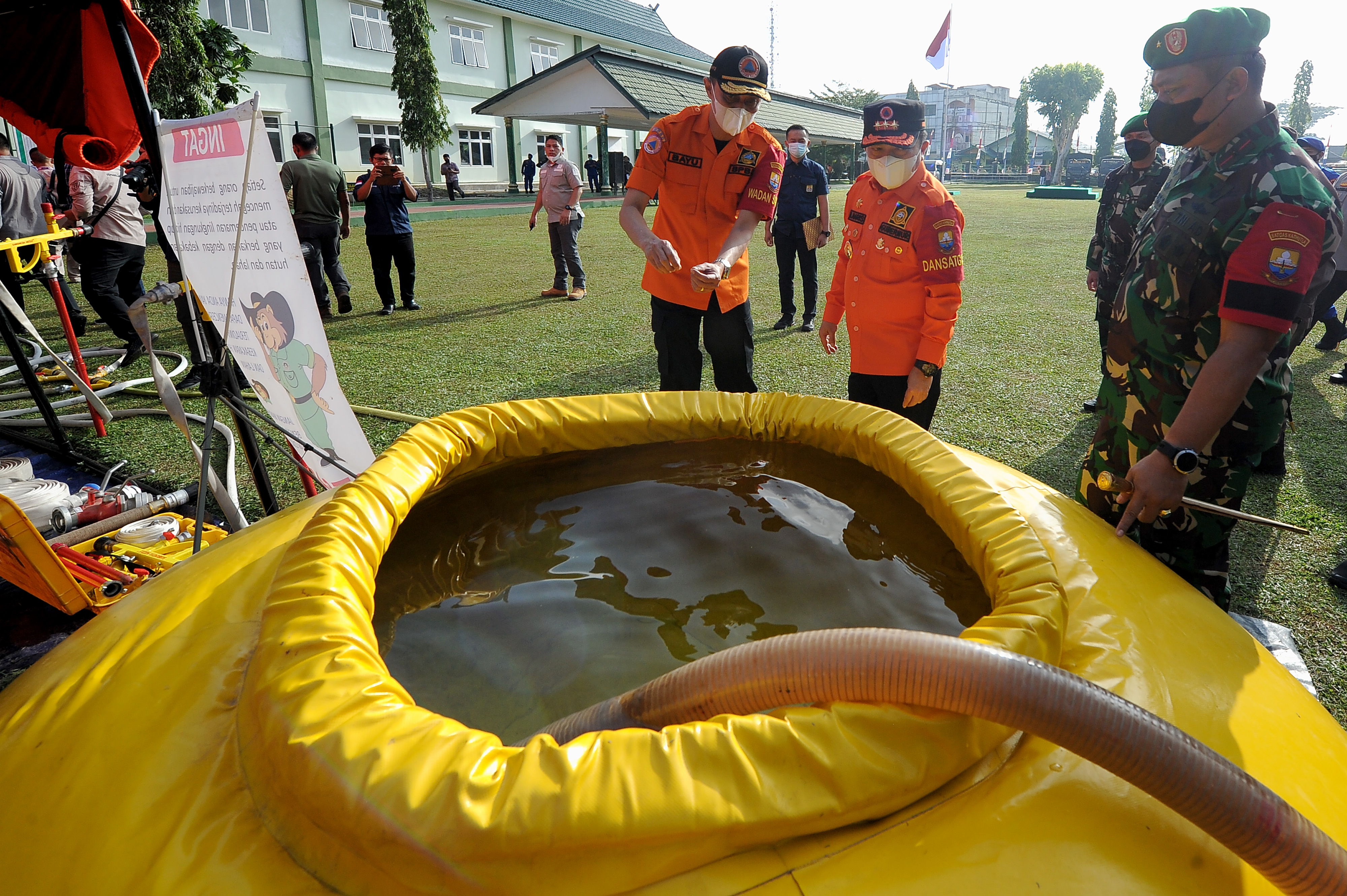 Gubernur Jambi Al Haris (kedua kanan), didampingi Danrem 042/Garuda Putih Jambi Brigjen TNI Supriono (kanan) apel siaga kahutla, Jumat (10/ 