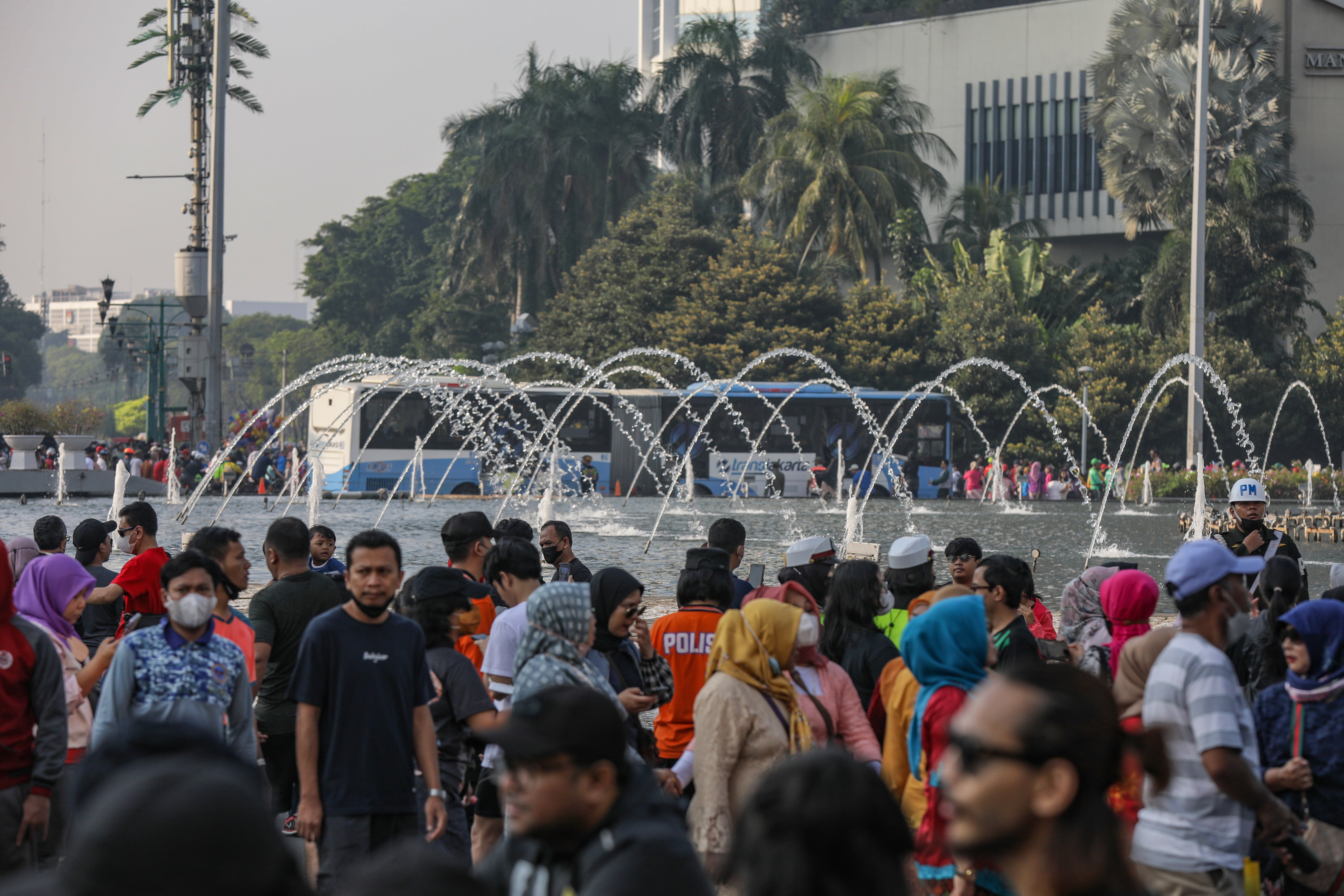 Ribuan warga memadati kawasan Bundaran HI saat Hari Bebas Kendaraan Bermotor (HBKB) atau Car Free Day (CFD), Jakarta.