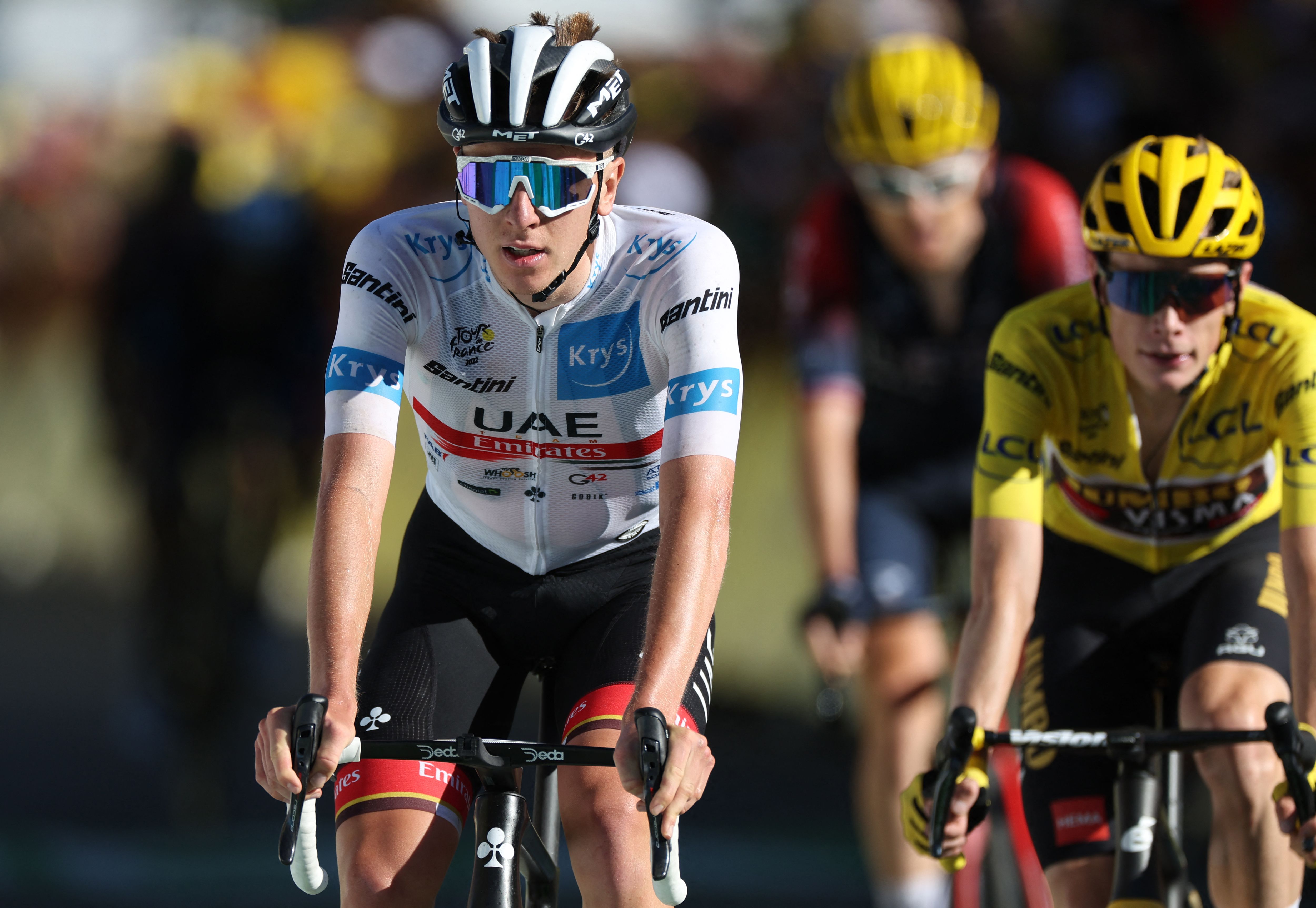 Pembalap sepeda Tadej Pogacar (kiri)