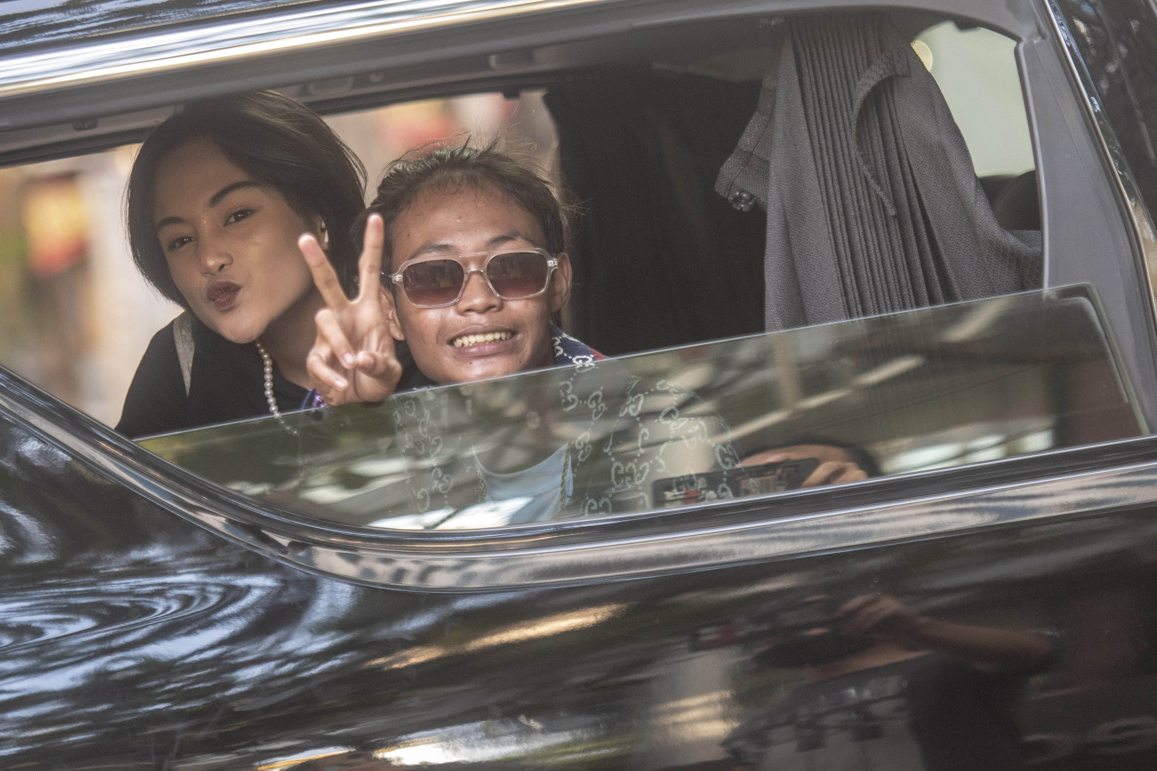 Jeje (kiri) bersama Bonge