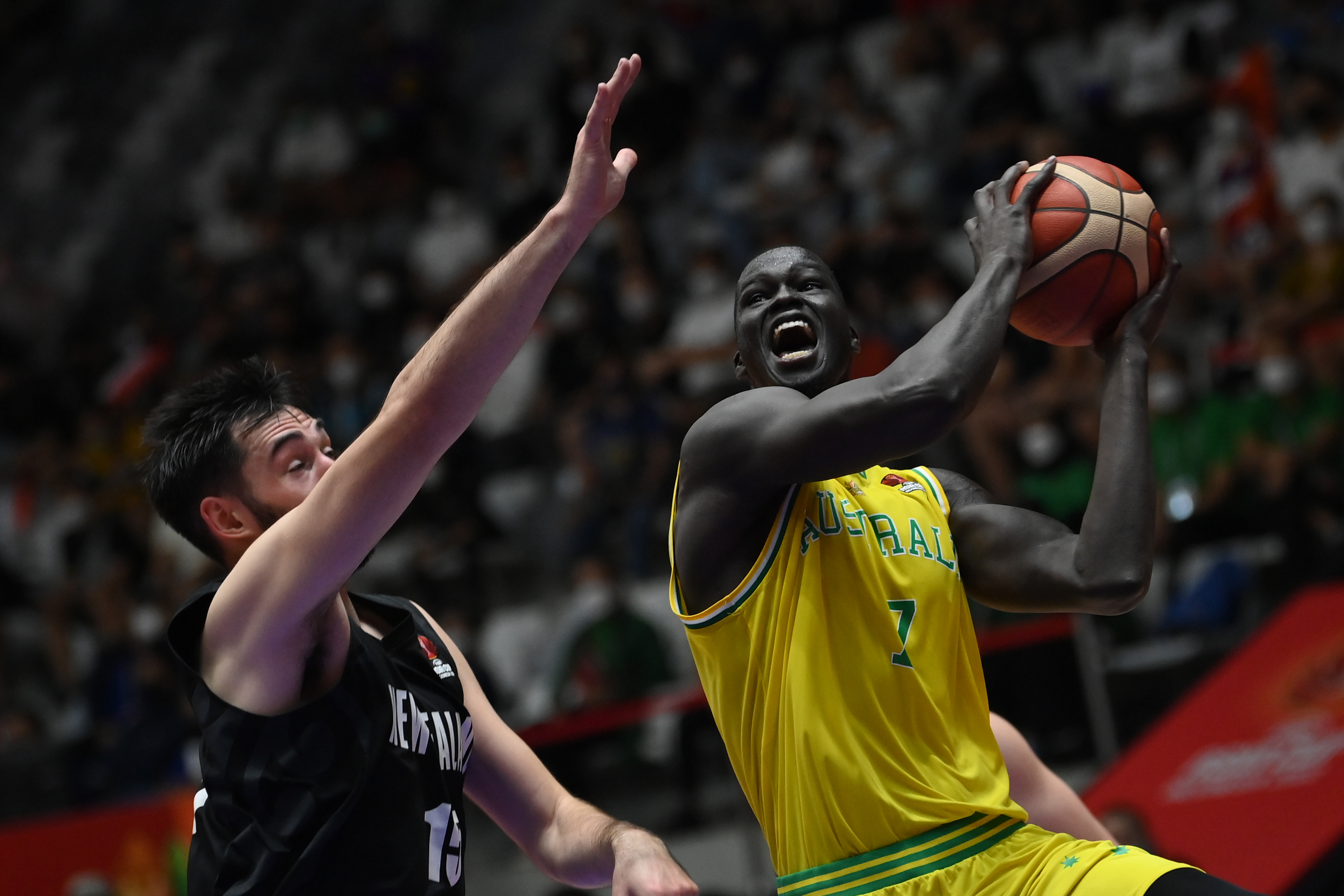Pebasket Australia Thon Maker (kanan) berusaha menembus hadangan pemain Selandia Baru Jordan Hunt dalam duel semifinal FIBA Asia Cup 2022.
