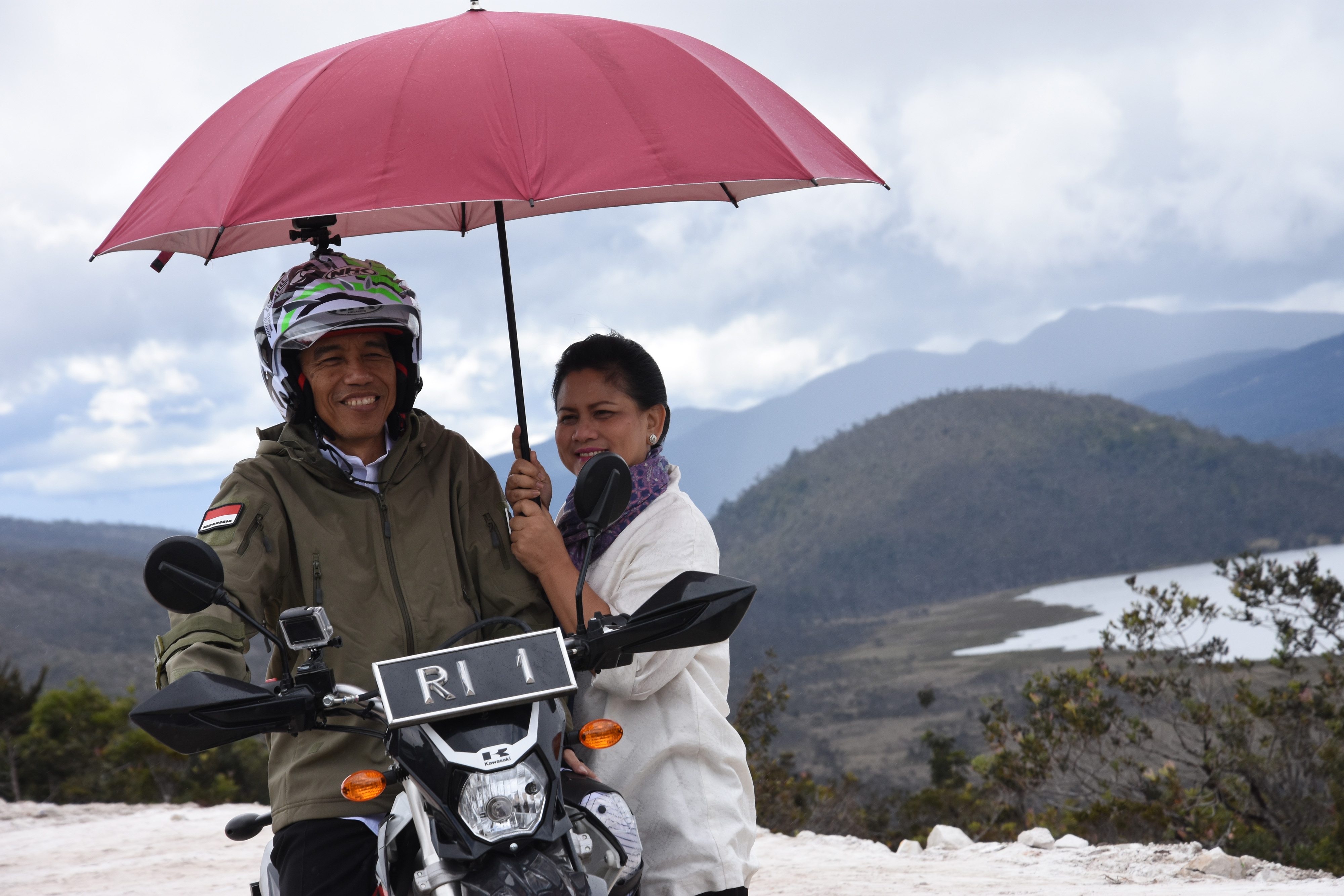 Presiden Jokowi didampingi Ibu Negara Iriana seusai meninjau Jalur Trans Papua dengan menggunakan motor trail.