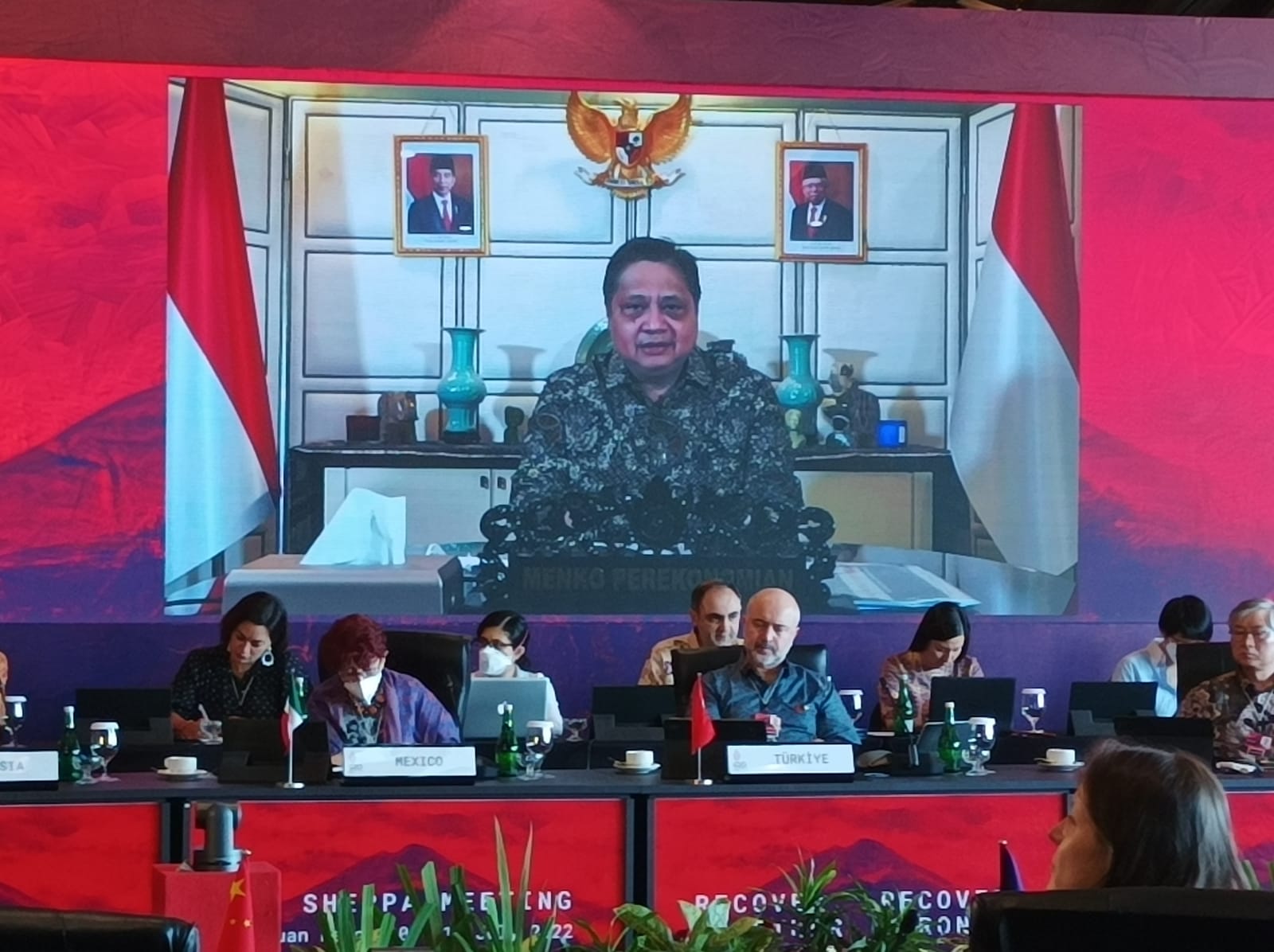 Menko Perekonomian Airlangga Hartarto dalam pembukaan Sherpa Meeting Kedua Di Labuan Bajo