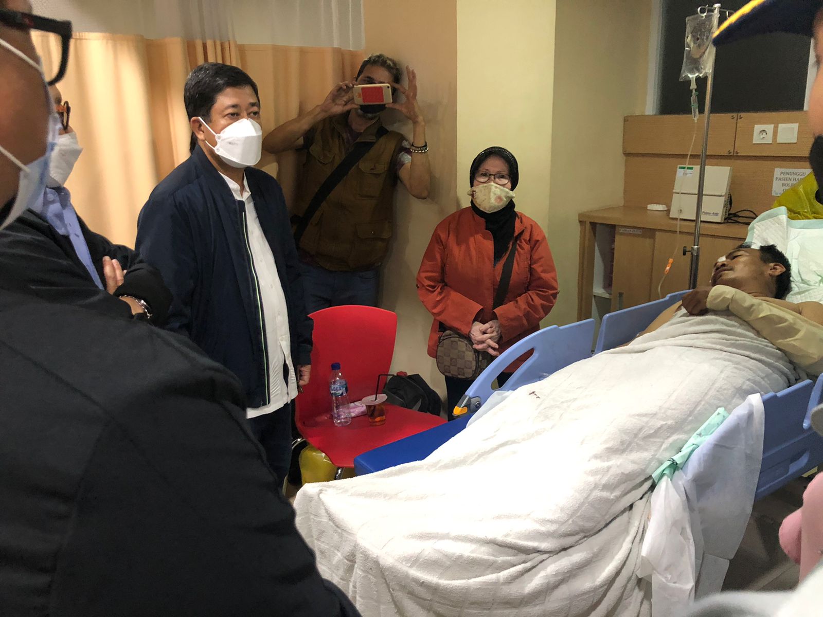 Direktur Utama Pertamina Patra Niaga Alfian Nasution menemui korban kecelakaan mobil tangki pertamina di Rumah Sakit