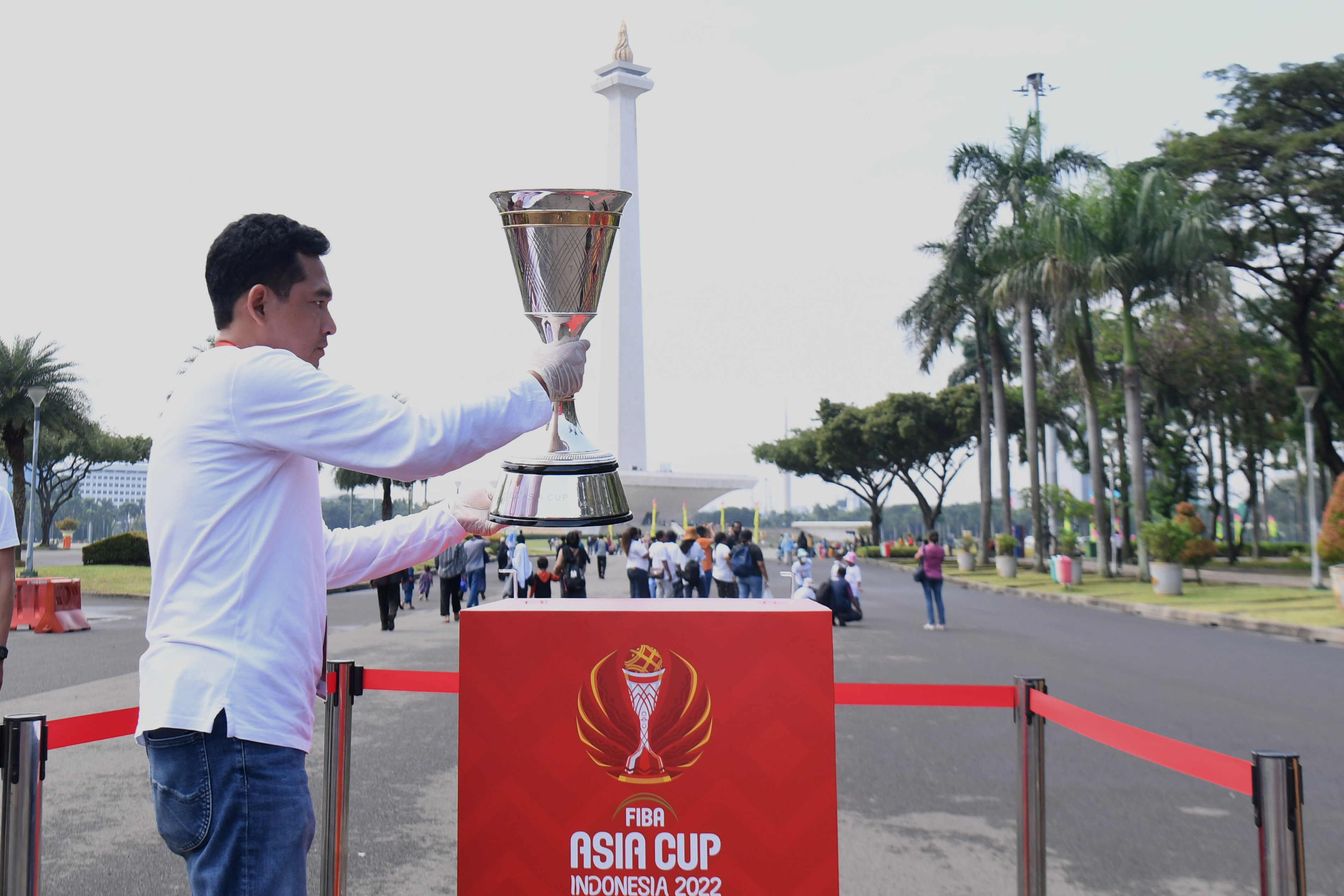 Trofi FIBA Asia Cup 2022 dipamerkan di area Monas, Jakarta, Rabu (6/7). Piala ini juga akan dipamerkan di beberapa lokasi lain.