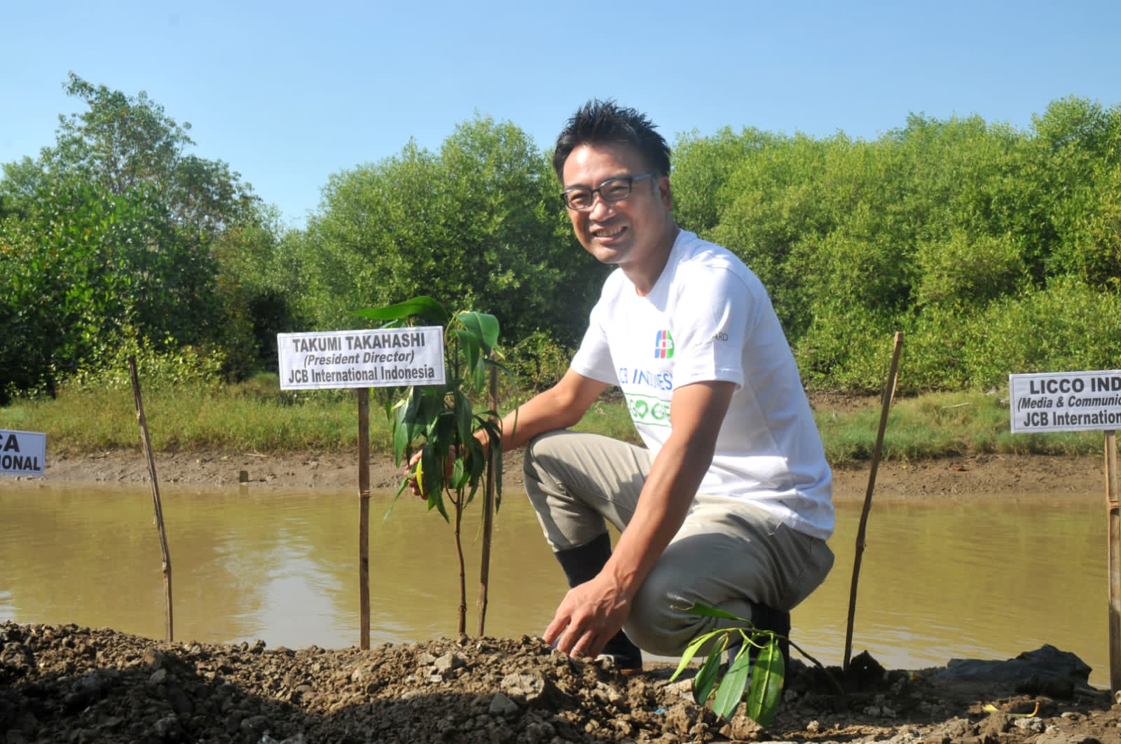 Presdir JCB, Takumi Takahashi, secara simbolis melakukan penanaman Mangrove di desa Tunggulsari, Pati, Jawa Tengah.