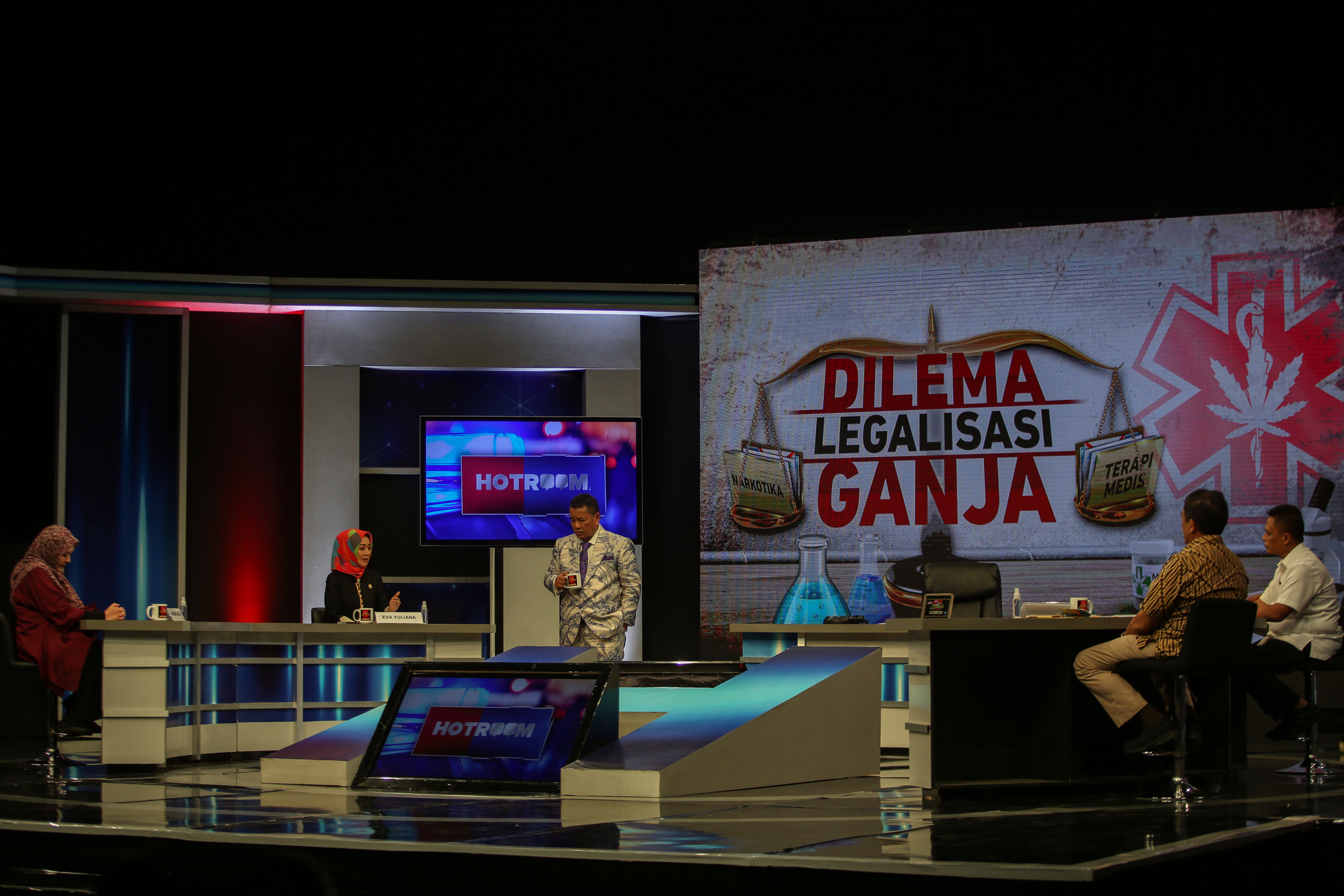 Dilema legalisasi ganja menjadi tema acara Hot Room yang dipandu Hotman Paris Hutapea di Grand Studio Metro TV, Kedoya, Jakarta, Rabu (6/7).