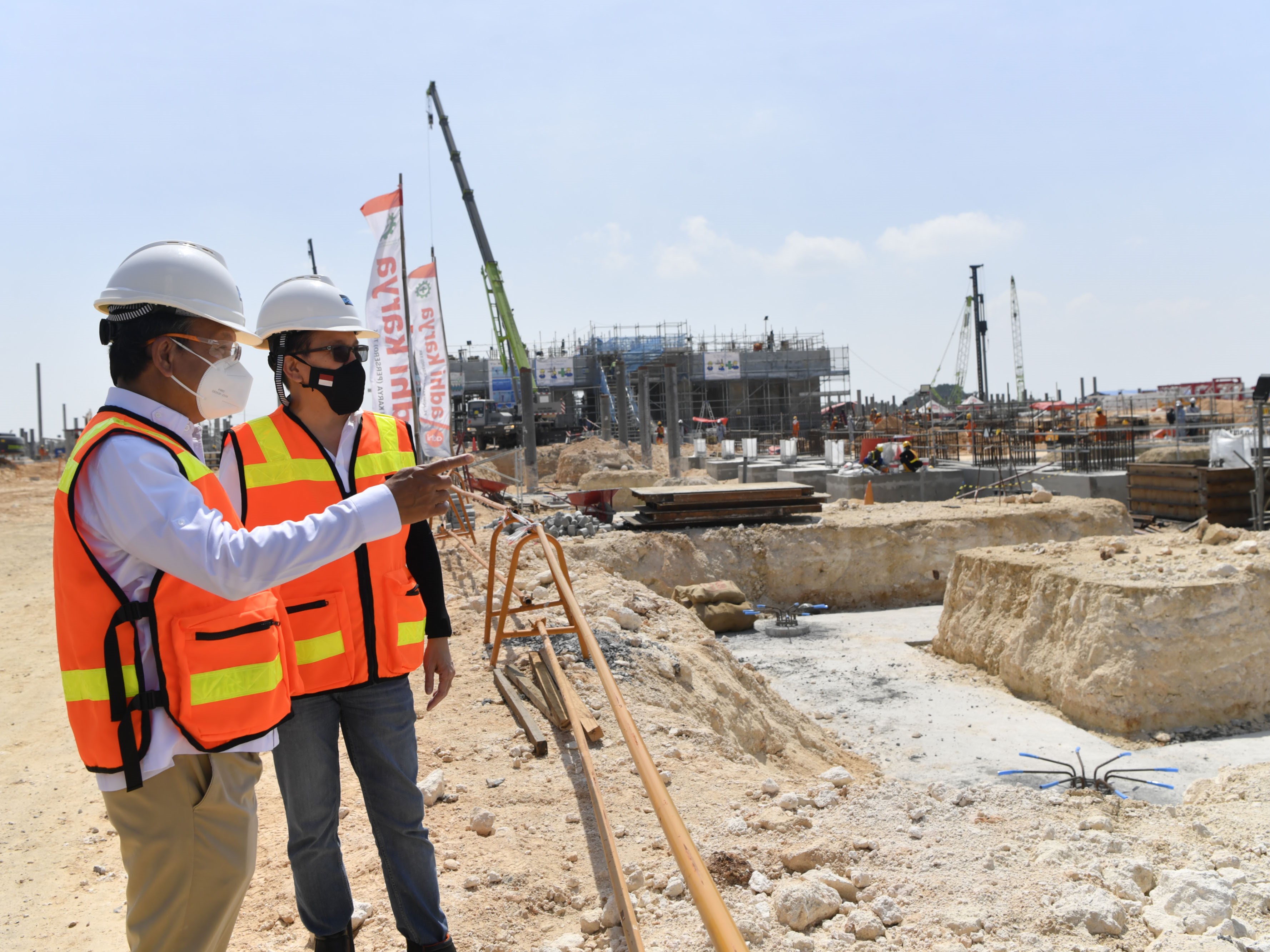 Menteri Energi dan Sumber Daya Mineral (ESDM) Arifin Tasrif (kiri) bersama Presiden Direktur PT Freeport Indonesia Tony Wenas (kanan).