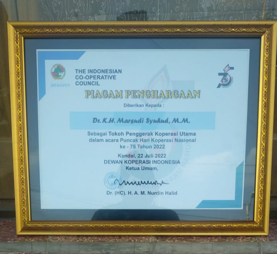 Penghargaan Tokoh Penggerak Koperasi Utama untuk Marsudi Syuhud dari Dekopin