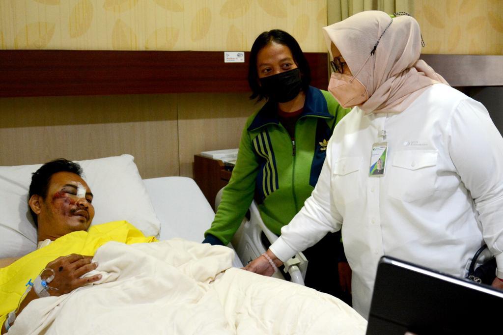  Direktur Pelayanan BPJAMSOSTEK Roswita Nilakurnia menengok korban kecelakaan di Jalan Transyogi Cibubur, Kunto Widyasmoro, di rumah sakit. 