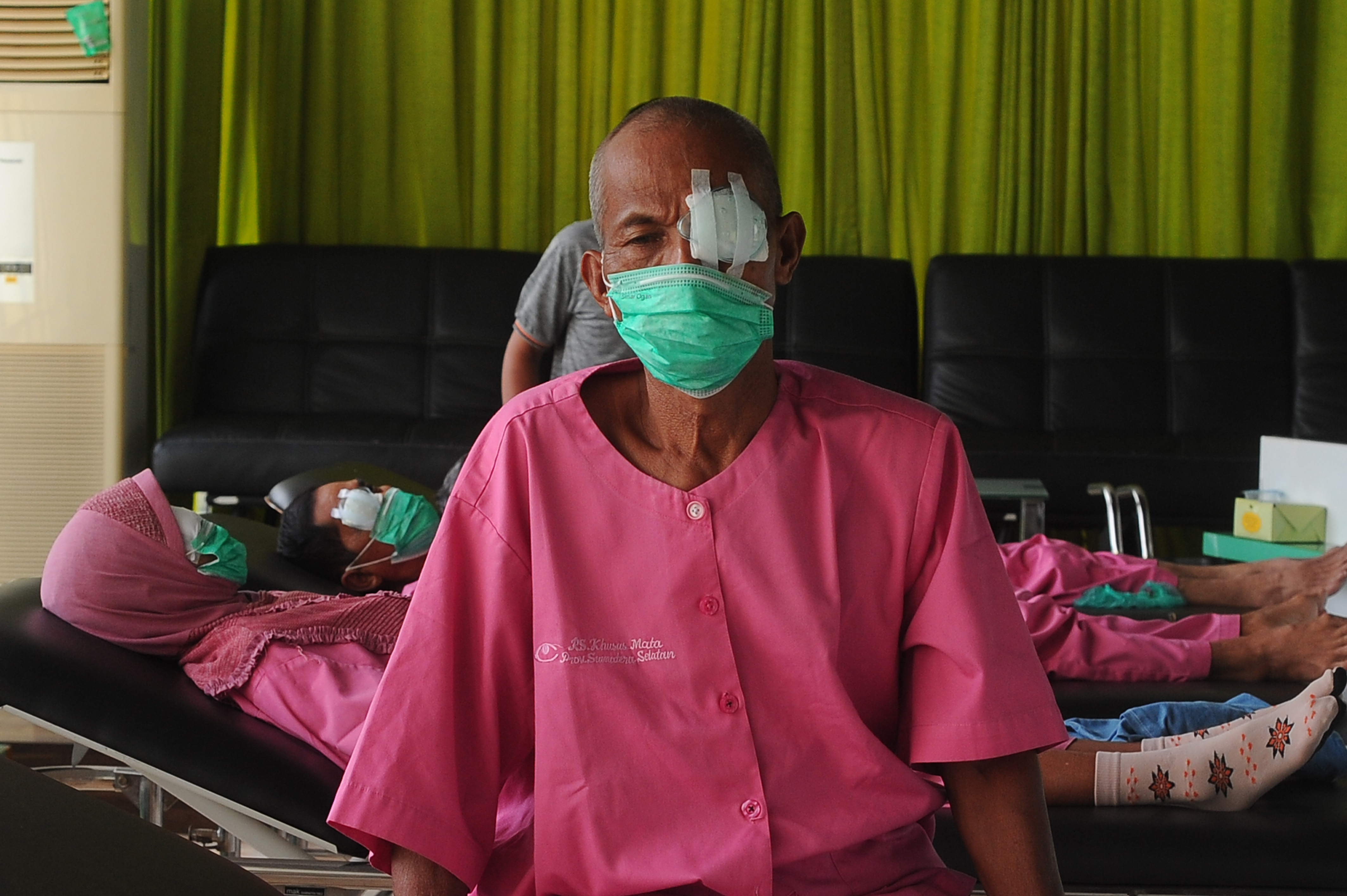 Pasien yang telah selesai menjalani operasi mata katarak beristirahat di ruang perawatan Rumah Sakit Mata Sumatra Selatan, Palembang.