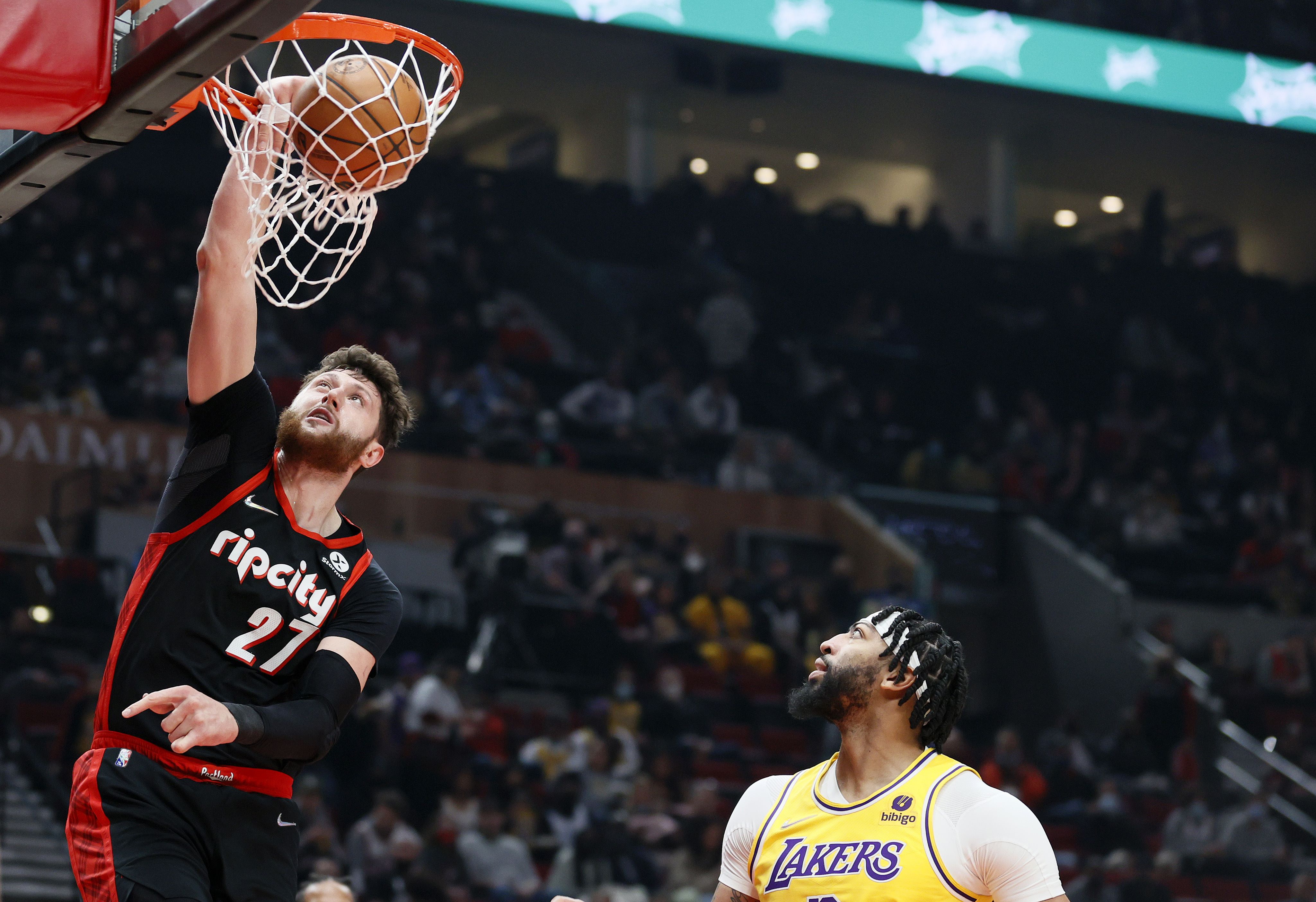 Center Portland Trail Blazers Jusuf Nurkic (kiri)