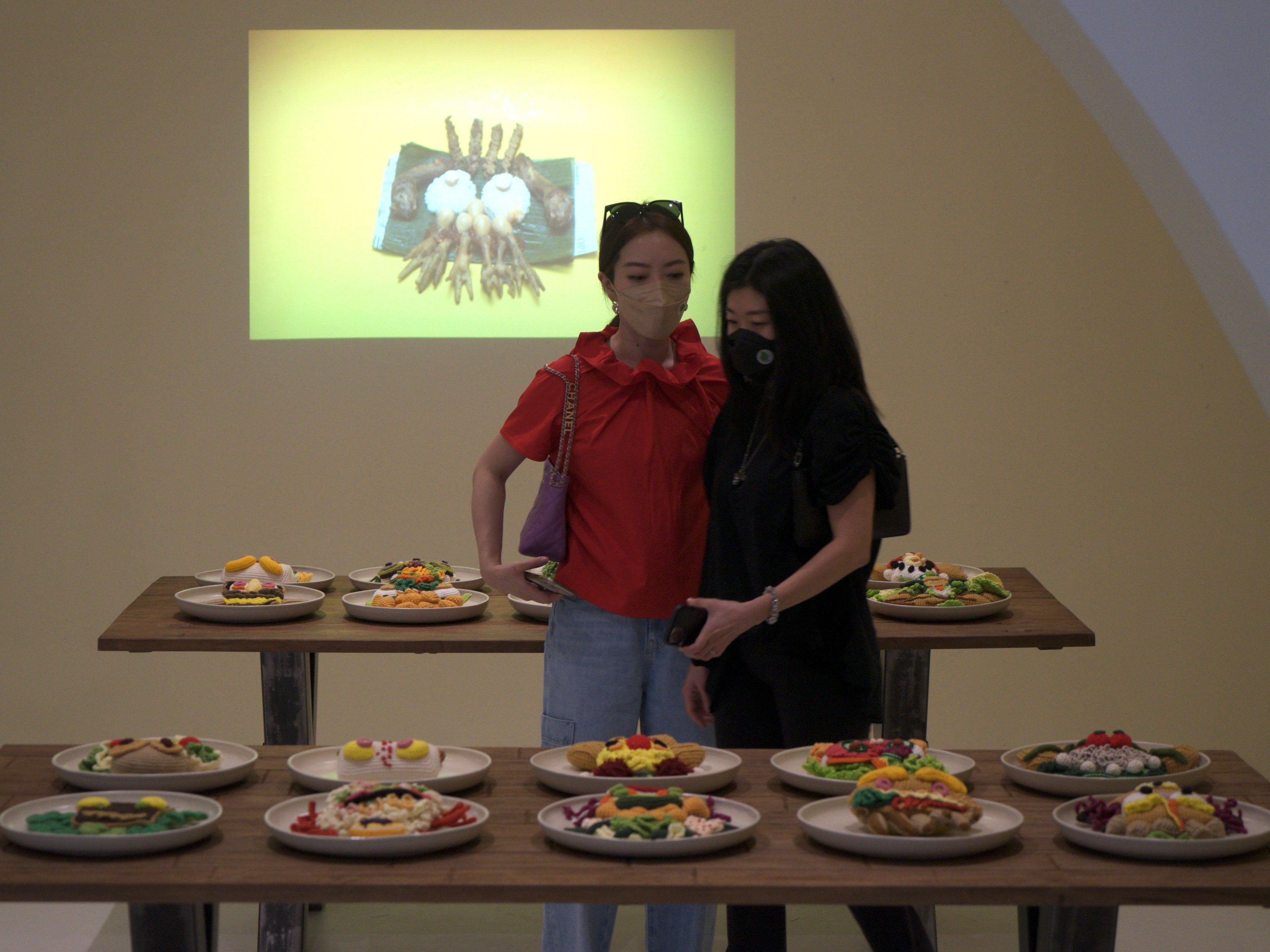 Pengunjung mengamati karya pada ArtJog 2022 bertajuk Expanding Awareness di Jogja National Museum, Kamis (7/7).