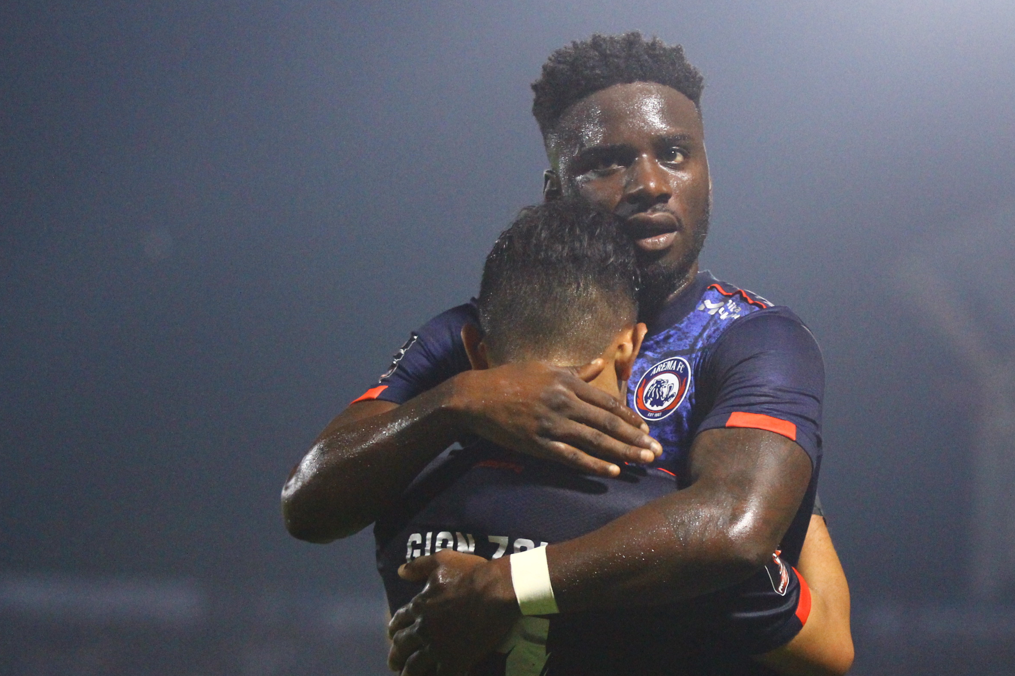 Penyerang Arema Abel Camara (kanan) melakukan selebrasi usai mencetak gol ke gawang Borneo FC di laga leg pertama final Piala Presiden.