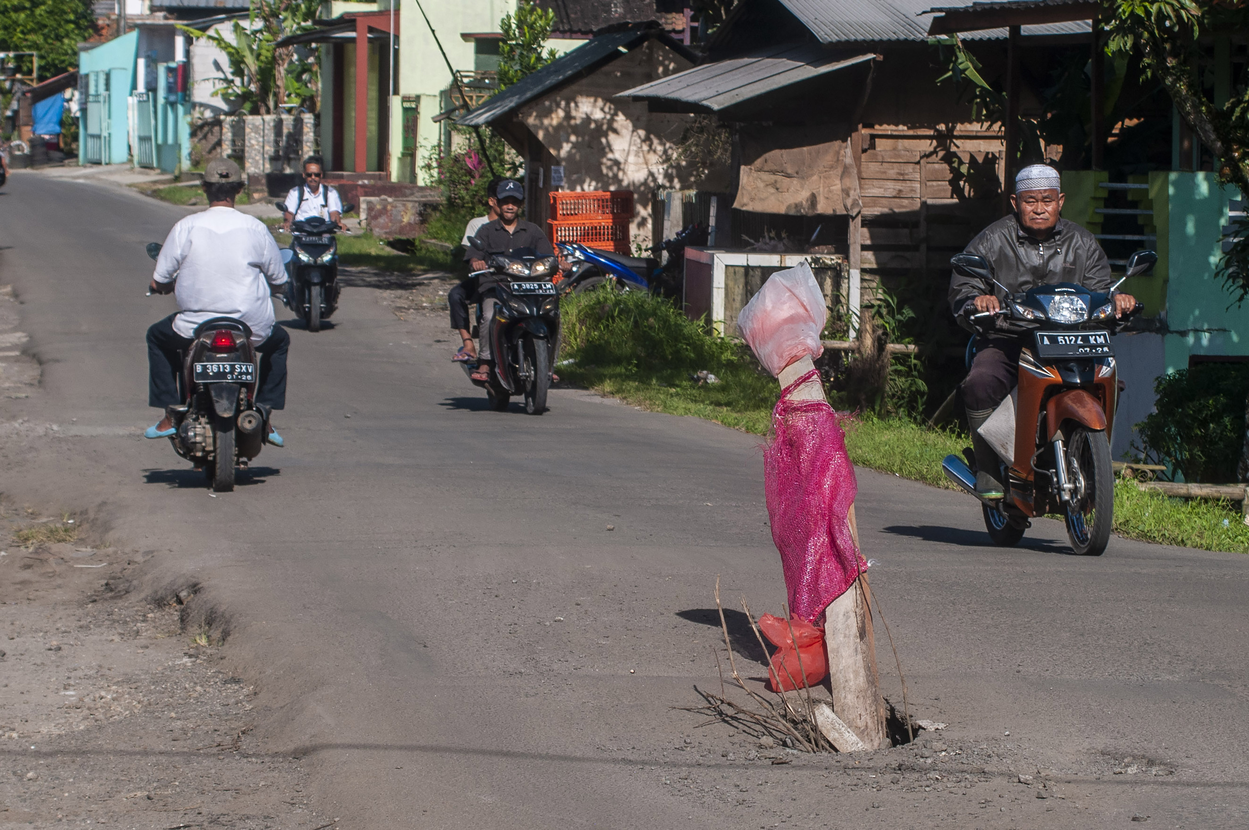 Potret jalan rusak di kawasan Mandalawangi, Pandeglang, Banten.