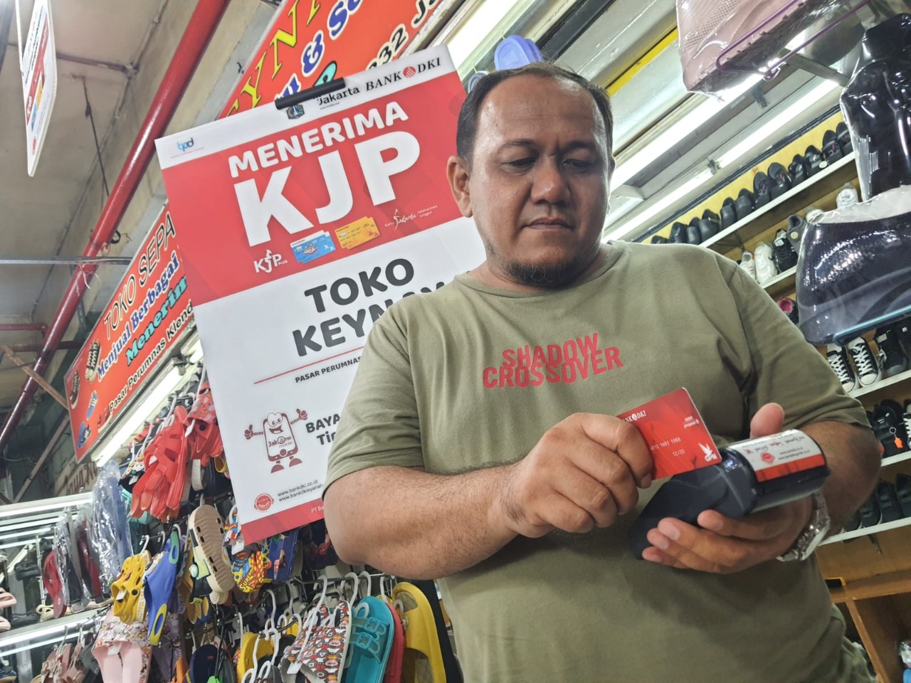 Pedagang menggunakan layanan digital perbankan Bank DKI