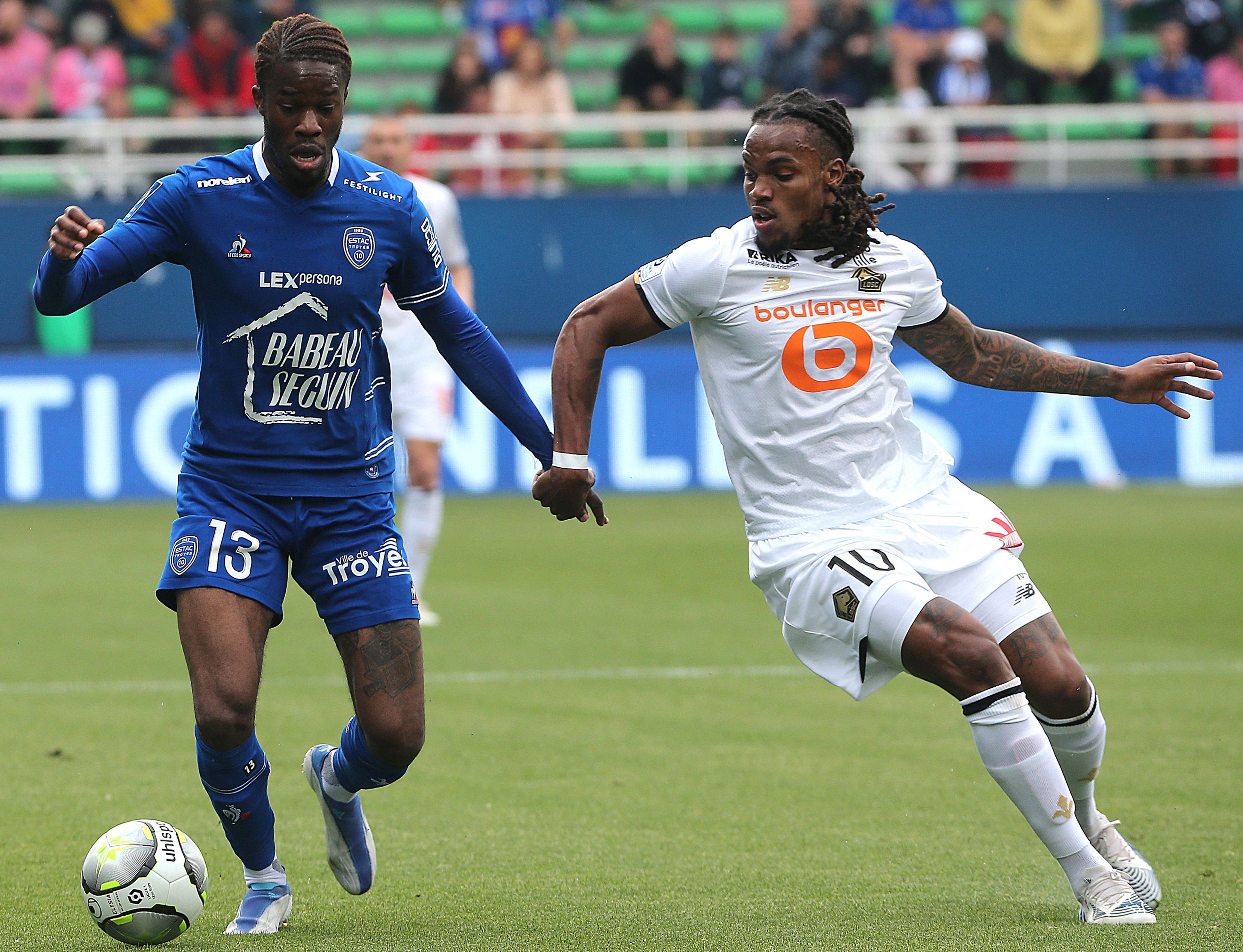 Gelandang Lille Renato Sanches (kanan)