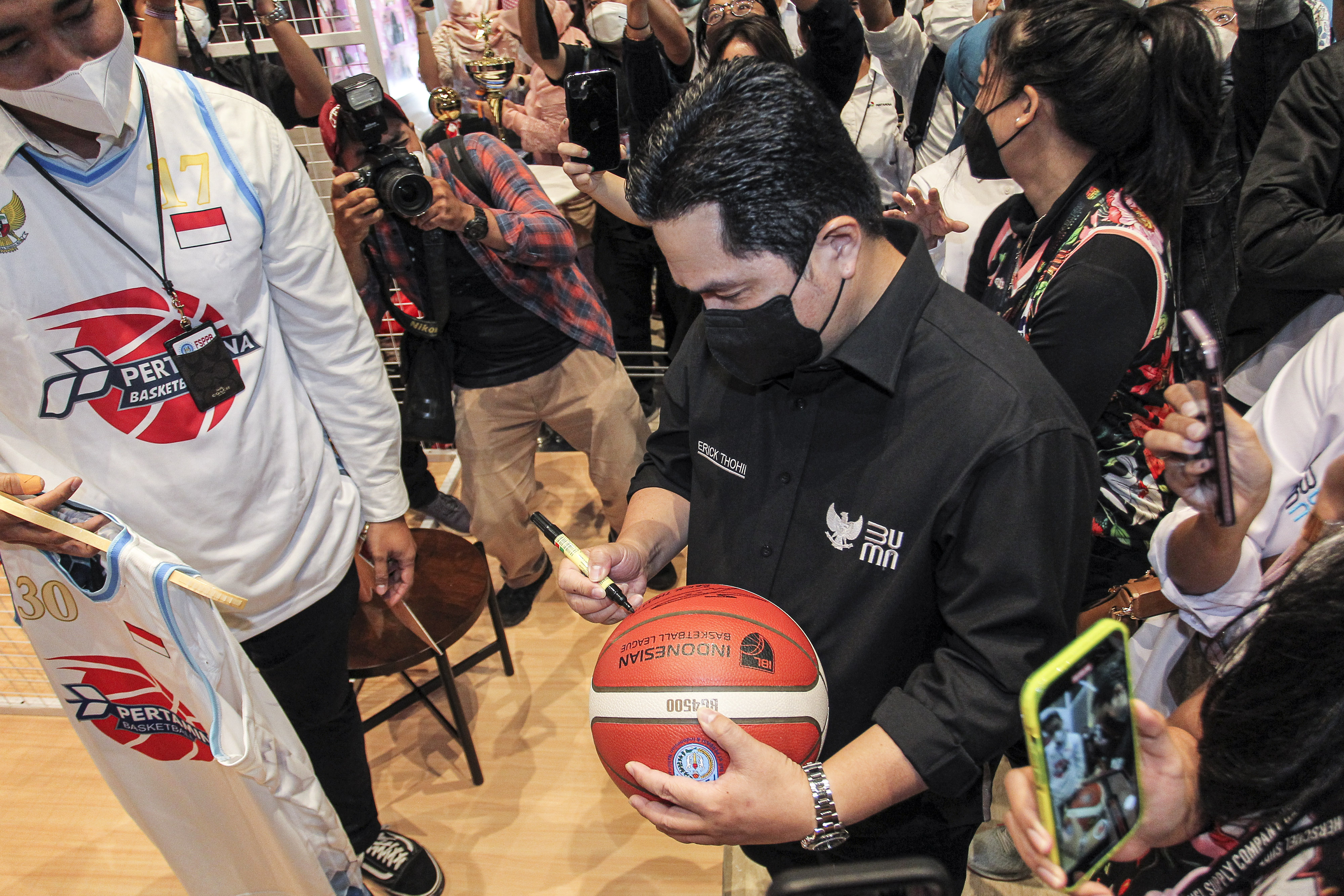 Menteri BUMN Erick Thohir yang hobi basket ini juga merangkap sebagai anggota FIBA Board.
