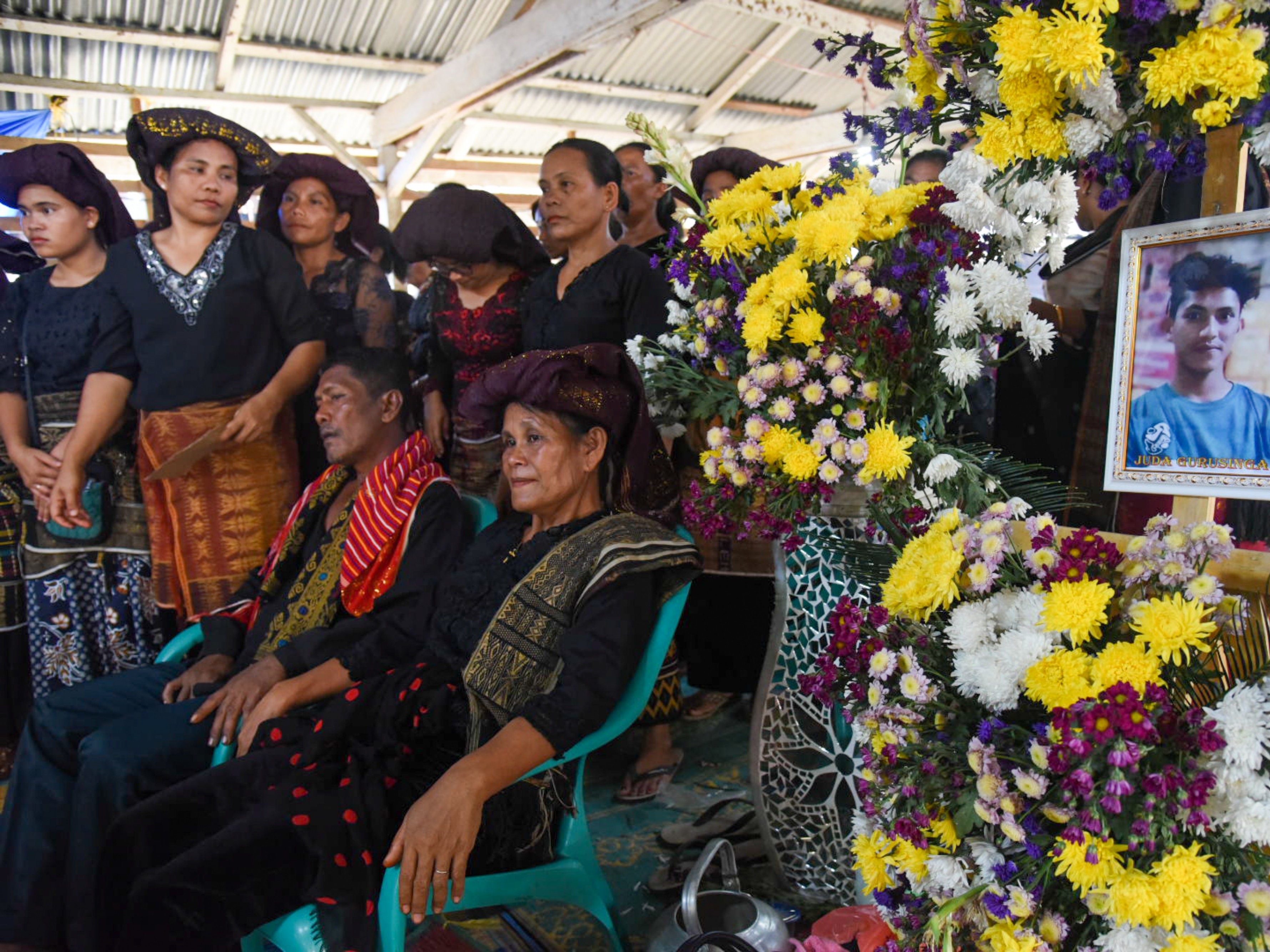 Orangtua korban penembakan kelompok kriminal bersenjata (KKB) Juda Gurusinga.