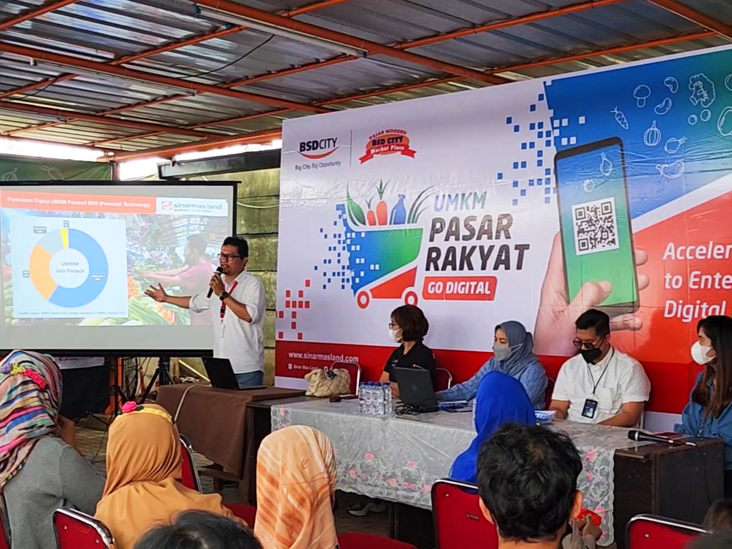 Sinar Mas Land melalui PT Bumi Serpong Damai Tbk turut mendorong transisi ini melalui program UMKM Pasar Rakyat Go Digital.  