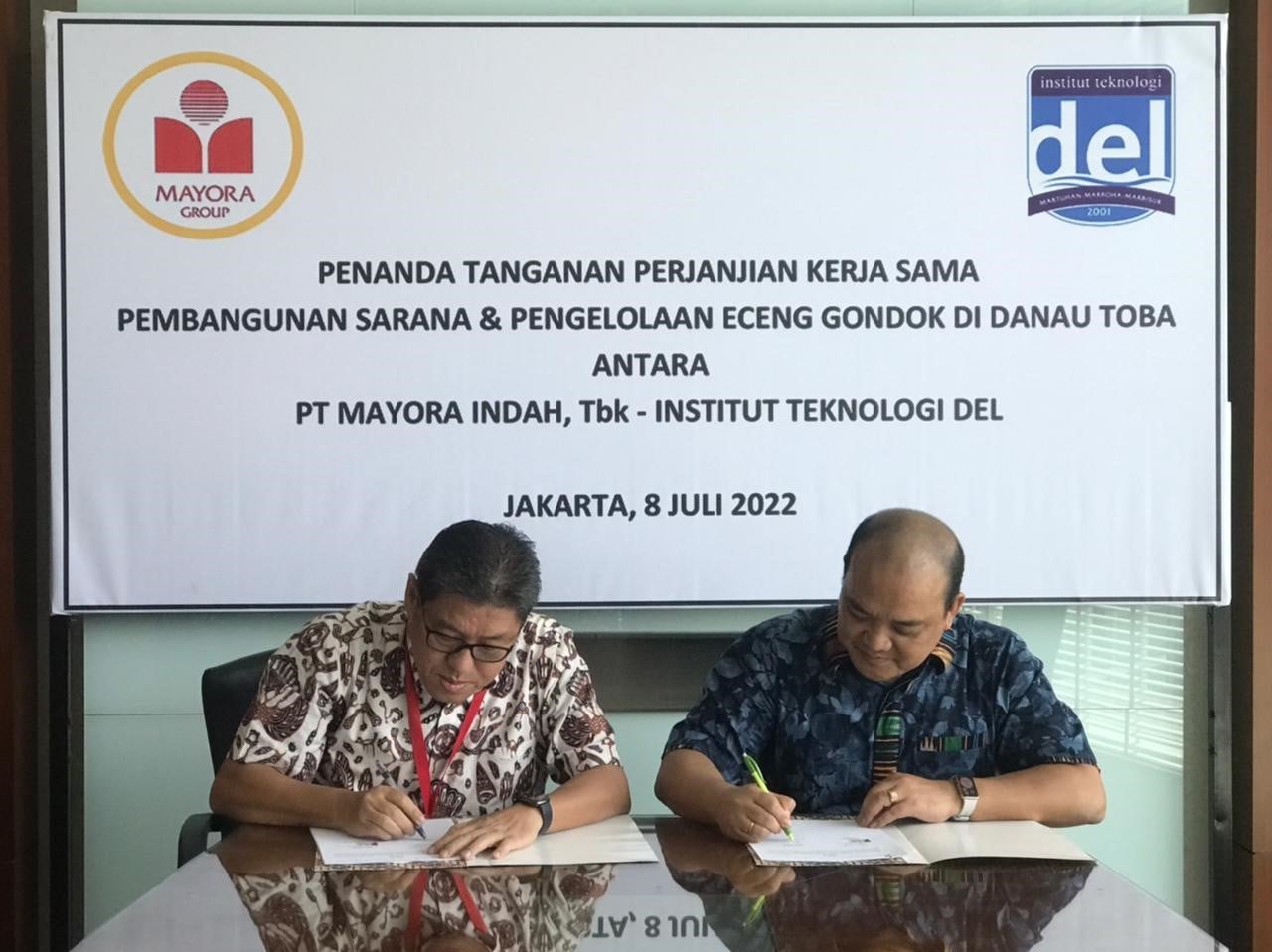 Direktur Mayora Indah Johan Muliawan dan Rektor IT Del Arnaldo Marulitua Sinaga.