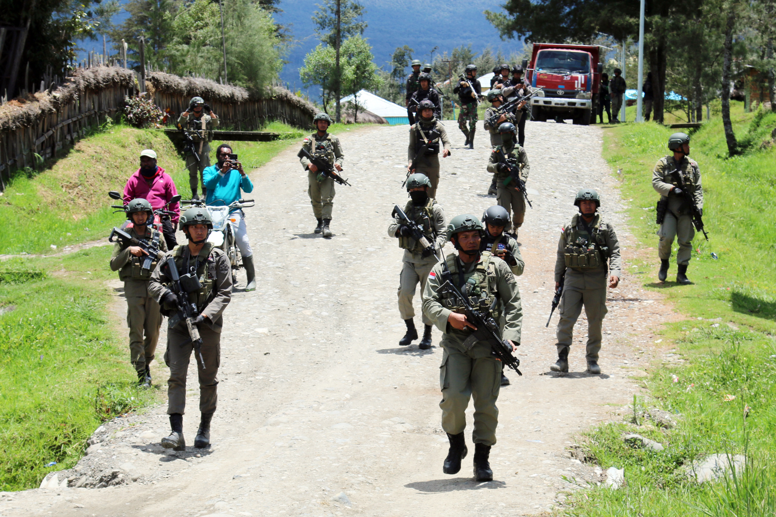 Aparat keamanan melakukan patroli di Illaga, Kabupaten Puncak, Papua