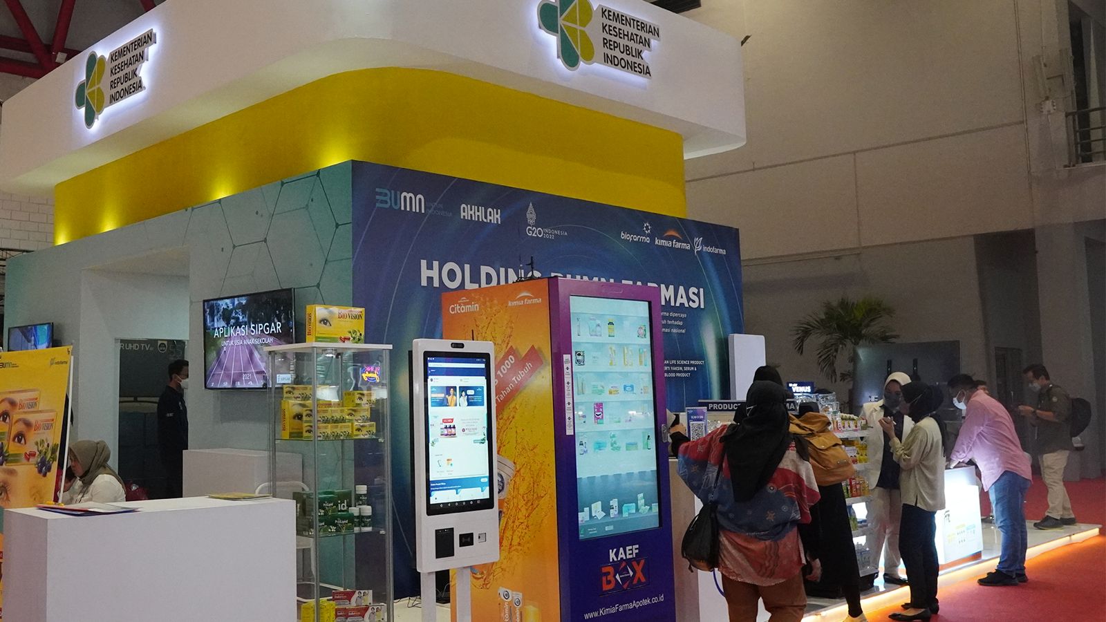 Kimia Farma membuka booth di Jakarta Fair, tepatnya di Hall B2. 