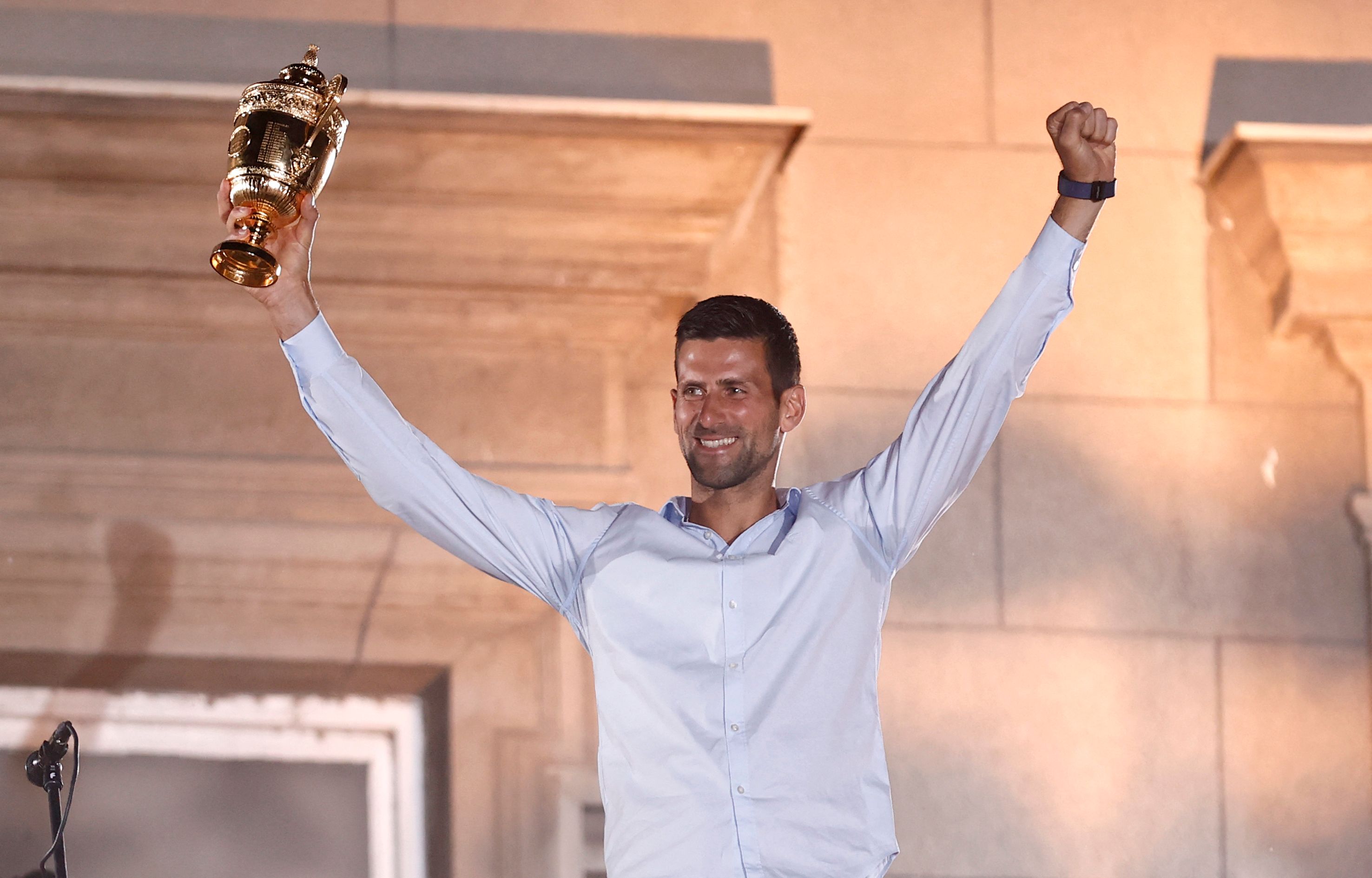 Petenis Serbia Novak Djokovic memamerkan trofi Wimbledonnya di Beograd.