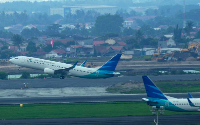 Pesawat jenis boeing milik Garuda Indonesia.