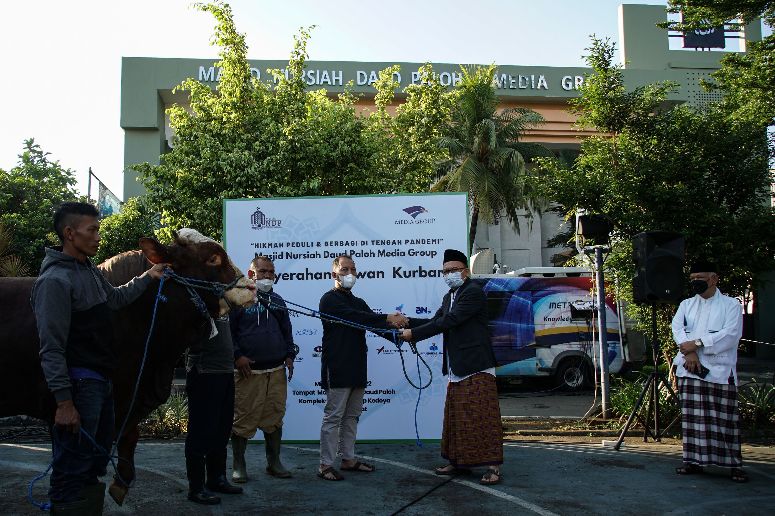 Penyerahan simbolis hewan kurban sapi seberat 1 ton kepada pengurus Masjid Nursiah Daud Paloh