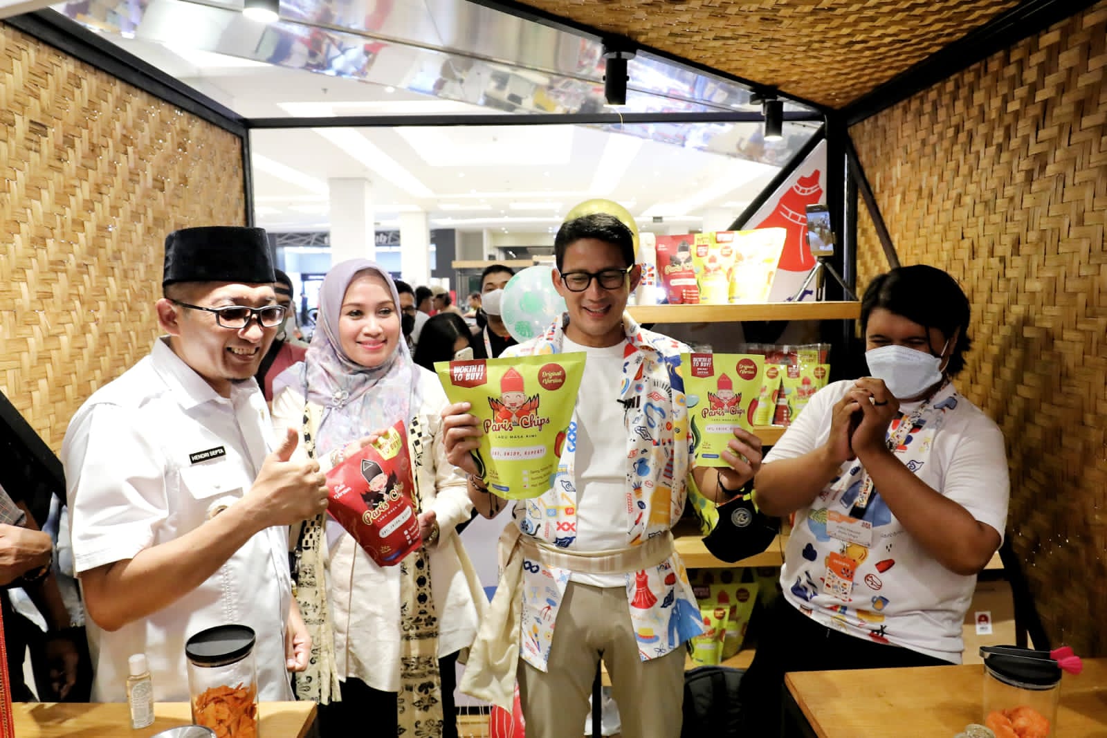 Menparekraf Sandiaga Uno mengunjungi pelaku UMKM di Transmart Padang, Kota Padang, Sumatera BaratRabu (6/7)
