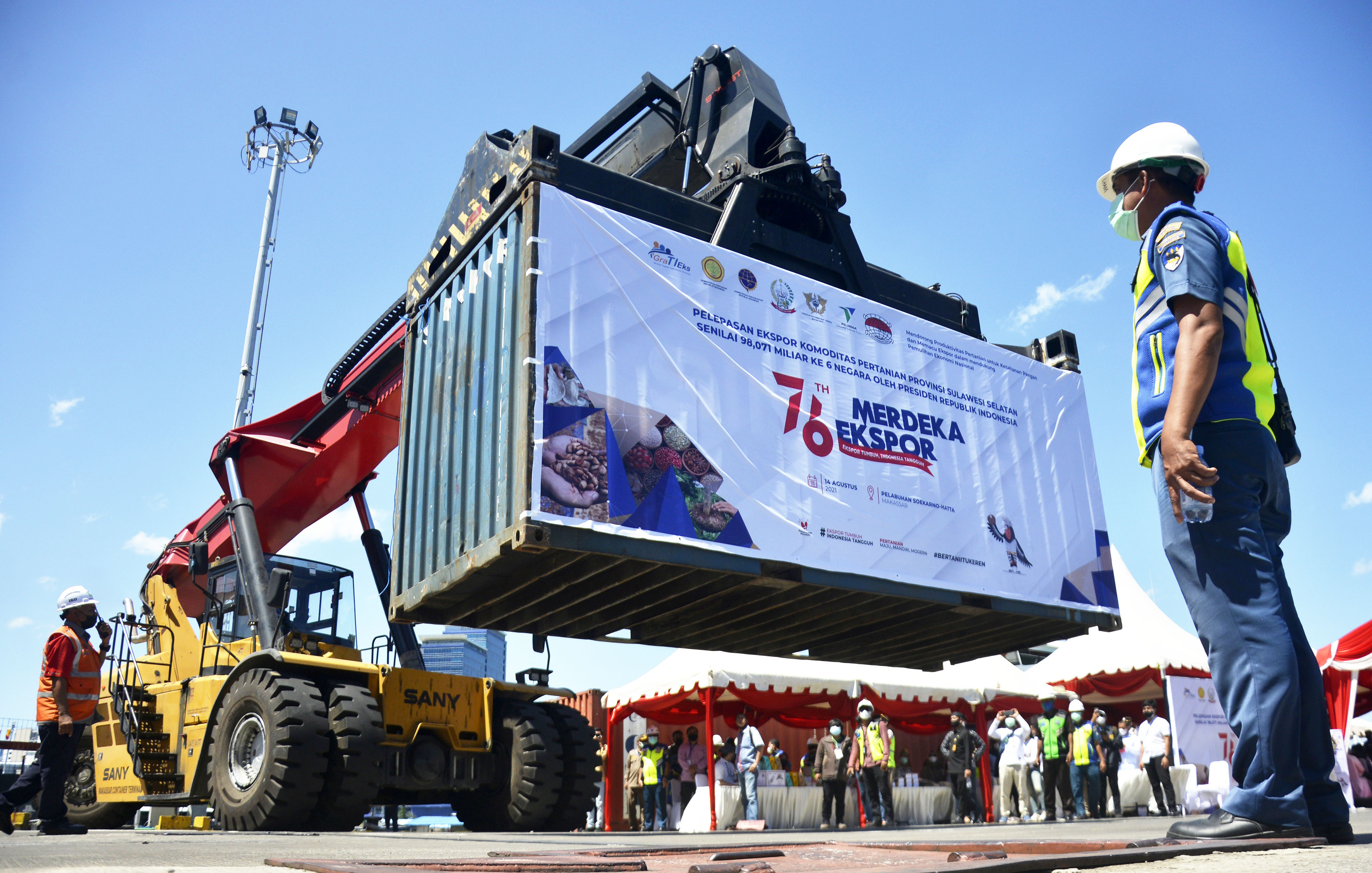 Petugas mengawasi aktivitas bongkar muat peti kemas saat pelepasan ekspor komoditas pertanian serentak di Pelabuhan Sukarno Hatta, Makassar.