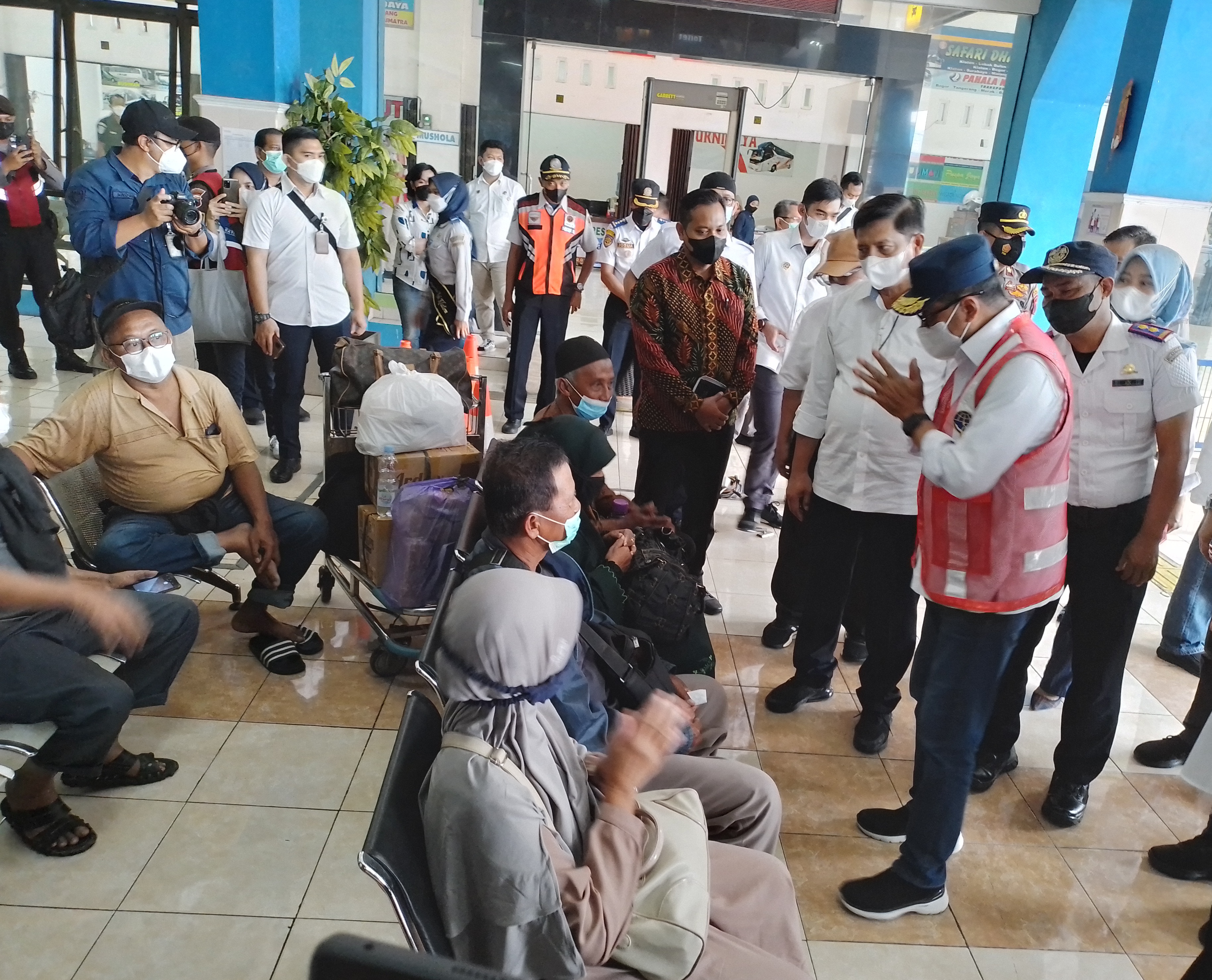Menteri Perhubungan Budi Karya Sumadi berdialog dengan warga yang ada di terminal Klaten